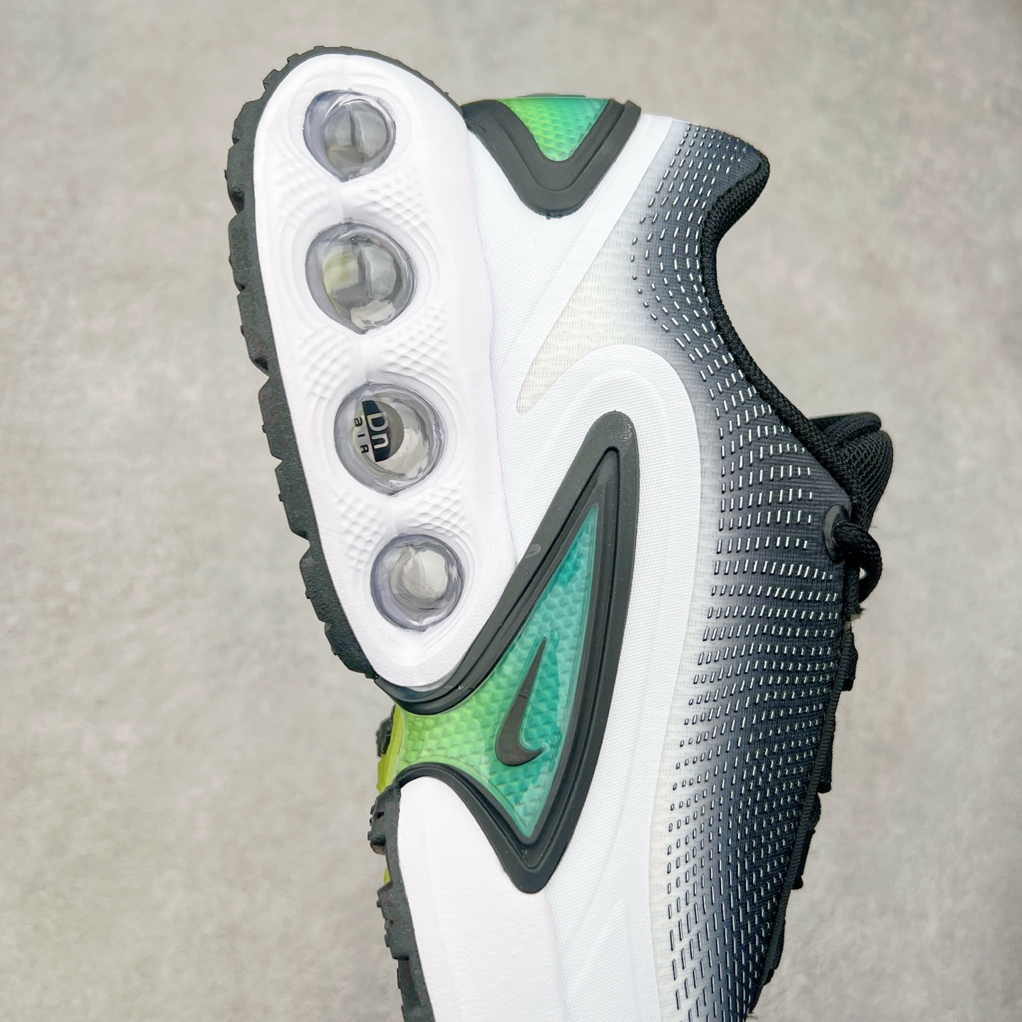 图片[6]-NK Air Max DN系列低帮豆荚型气垫百搭休闲运动慢跑鞋 FB8987-004 Air Max 科技最初于 1986 年推出，是NK的首款气垫鞋款，这个缓震技术彻底改变了人们对运动鞋的认知。在 Nike 的众多缓震科技中也有着自己绝对的地位。除了技术层面的创新，Air Max 还具有深厚的文化内涵。它所代表的青年文化、前卫风格和反叛精神，使其成为了一种时尚和潮流的象征。为了纪念这个具有里程碑意义的技术，Nike 在每年的 3 月 26 日定为「Air Max Day」。近日，Nike 露出了一款全新的鞋型——Air Max DN。这款鞋不仅具有时尚的外观，还融合了许多经典的 Air Max 设计和元素，同时展现了一些新的创意。设计灵感源自经典 Air Max 97 和 Air Max Plus 的元素。鞋面的条纹设计和后跟的标志都在向这些经典鞋款致敬。最大亮点是 Air Max 气垫的造型，它以神似豆荚的造型呈现，分为四个分区圆形开窗，带来极高的辨识度。Air Max DN 采用了纯黑配色覆面，搭配白色虚线和紫色点缀，营造出一种低调而时尚的外观。鞋面采用织物材质打造，提供舒适的穿着体验。全新 Nike Air Max DN 除了图中的配色外，还将有荧光绿、白银、黑银、皇家蓝、酷灰、黑色等六款新配色登场。具体发售信息感兴趣的朋友可以持续关注。尺码：36 36.5 37.5 38 38.5 39 40 40.5 41 42 42.5 43 44 44.5 45-选品中心