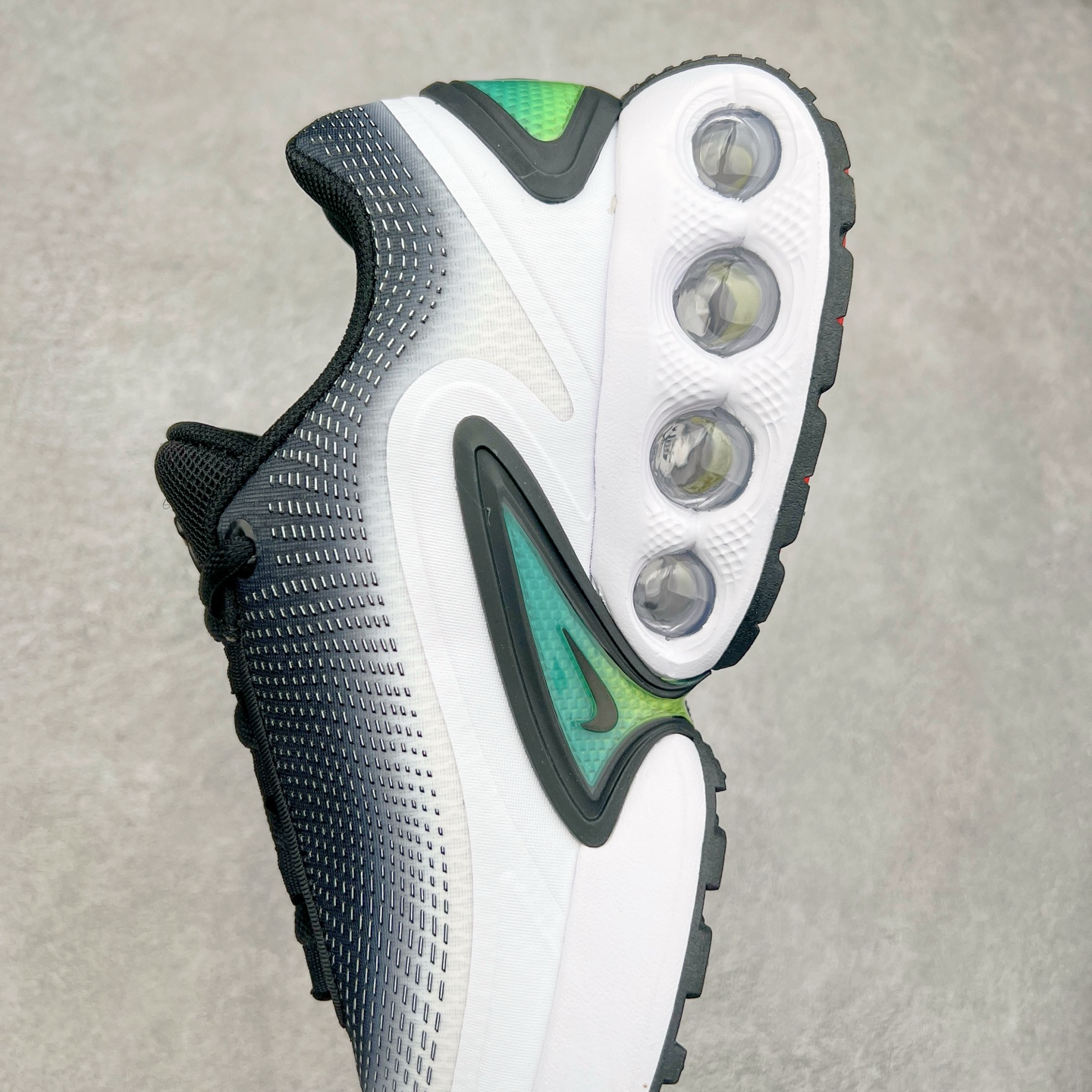 图片[7]-NK Air Max DN系列低帮豆荚型气垫百搭休闲运动慢跑鞋 FB8987-004 Air Max 科技最初于 1986 年推出，是NK的首款气垫鞋款，这个缓震技术彻底改变了人们对运动鞋的认知。在 Nike 的众多缓震科技中也有着自己绝对的地位。除了技术层面的创新，Air Max 还具有深厚的文化内涵。它所代表的青年文化、前卫风格和反叛精神，使其成为了一种时尚和潮流的象征。为了纪念这个具有里程碑意义的技术，Nike 在每年的 3 月 26 日定为「Air Max Day」。近日，Nike 露出了一款全新的鞋型——Air Max DN。这款鞋不仅具有时尚的外观，还融合了许多经典的 Air Max 设计和元素，同时展现了一些新的创意。设计灵感源自经典 Air Max 97 和 Air Max Plus 的元素。鞋面的条纹设计和后跟的标志都在向这些经典鞋款致敬。最大亮点是 Air Max 气垫的造型，它以神似豆荚的造型呈现，分为四个分区圆形开窗，带来极高的辨识度。Air Max DN 采用了纯黑配色覆面，搭配白色虚线和紫色点缀，营造出一种低调而时尚的外观。鞋面采用织物材质打造，提供舒适的穿着体验。全新 Nike Air Max DN 除了图中的配色外，还将有荧光绿、白银、黑银、皇家蓝、酷灰、黑色等六款新配色登场。具体发售信息感兴趣的朋友可以持续关注。尺码：36 36.5 37.5 38 38.5 39 40 40.5 41 42 42.5 43 44 44.5 45-选品中心