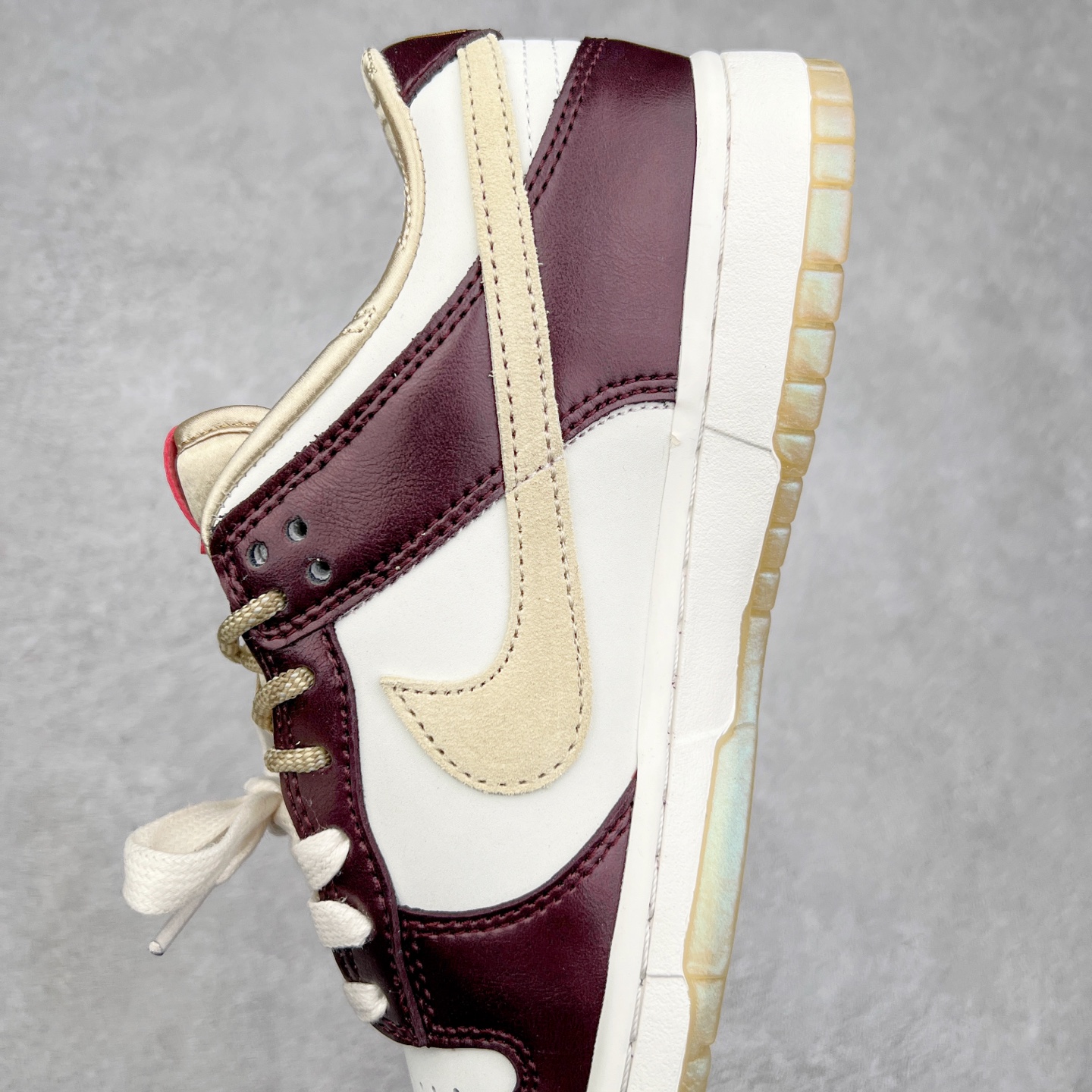 图片[7]-＃K1 NK Dunk Low 蛇年限定 白金酒红 HV5991-171 全新支线性价比拉满 迎合行情定价 正确头层皮料 细节均购入原鞋校对开发 全套原纸板楦头加持 细节品控鞋型稳定 独家私模官方最新原厂磨具打造大底 鞋头坡度极致还原 原盒原配 玻璃冲刀 超高清洁度 全鞋零毛边皮料切割 正确中底布背胶中底布拉帮走线 尺码：36 36.5 37.5 38 38.5 39 40 40.5 41 42 42.5 43 44 44.5 45 46-选品中心