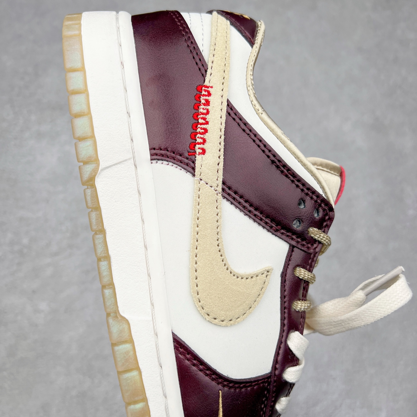 图片[6]-＃K1 NK Dunk Low 蛇年限定 白金酒红 HV5991-171 全新支线性价比拉满 迎合行情定价 正确头层皮料 细节均购入原鞋校对开发 全套原纸板楦头加持 细节品控鞋型稳定 独家私模官方最新原厂磨具打造大底 鞋头坡度极致还原 原盒原配 玻璃冲刀 超高清洁度 全鞋零毛边皮料切割 正确中底布背胶中底布拉帮走线 尺码：36 36.5 37.5 38 38.5 39 40 40.5 41 42 42.5 43 44 44.5 45 46-选品中心