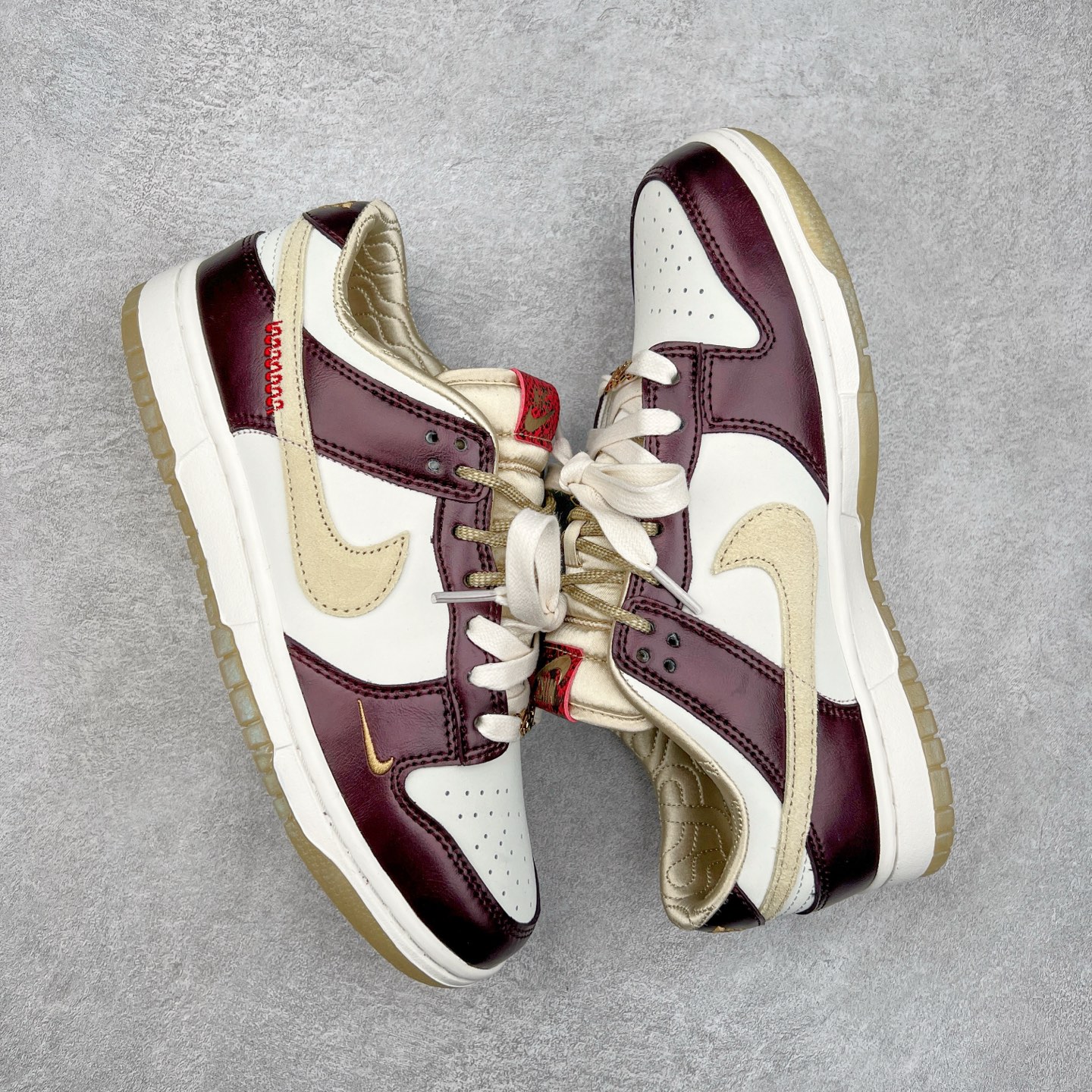 图片[3]-＃K1 NK Dunk Low 蛇年限定 白金酒红 HV5991-171 全新支线性价比拉满 迎合行情定价 正确头层皮料 细节均购入原鞋校对开发 全套原纸板楦头加持 细节品控鞋型稳定 独家私模官方最新原厂磨具打造大底 鞋头坡度极致还原 原盒原配 玻璃冲刀 超高清洁度 全鞋零毛边皮料切割 正确中底布背胶中底布拉帮走线 尺码：36 36.5 37.5 38 38.5 39 40 40.5 41 42 42.5 43 44 44.5 45 46-选品中心