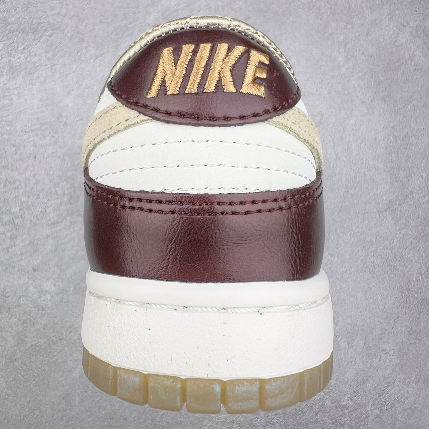 图片[8]-＃K1 NK Dunk Low 蛇年限定 白金酒红 HV5991-171 全新支线性价比拉满 迎合行情定价 正确头层皮料 细节均购入原鞋校对开发 全套原纸板楦头加持 细节品控鞋型稳定 独家私模官方最新原厂磨具打造大底 鞋头坡度极致还原 原盒原配 玻璃冲刀 超高清洁度 全鞋零毛边皮料切割 正确中底布背胶中底布拉帮走线 尺码：36 36.5 37.5 38 38.5 39 40 40.5 41 42 42.5 43 44 44.5 45 46-选品中心