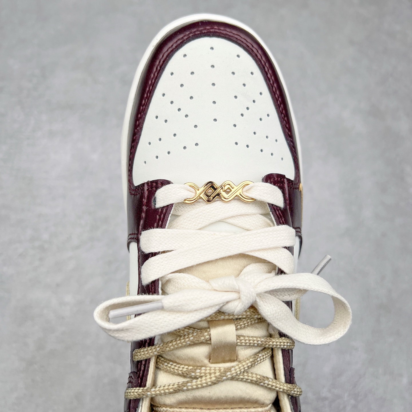 图片[4]-＃K1 NK Dunk Low 蛇年限定 白金酒红 HV5991-171 全新支线性价比拉满 迎合行情定价 正确头层皮料 细节均购入原鞋校对开发 全套原纸板楦头加持 细节品控鞋型稳定 独家私模官方最新原厂磨具打造大底 鞋头坡度极致还原 原盒原配 玻璃冲刀 超高清洁度 全鞋零毛边皮料切割 正确中底布背胶中底布拉帮走线 尺码：36 36.5 37.5 38 38.5 39 40 40.5 41 42 42.5 43 44 44.5 45 46-选品中心