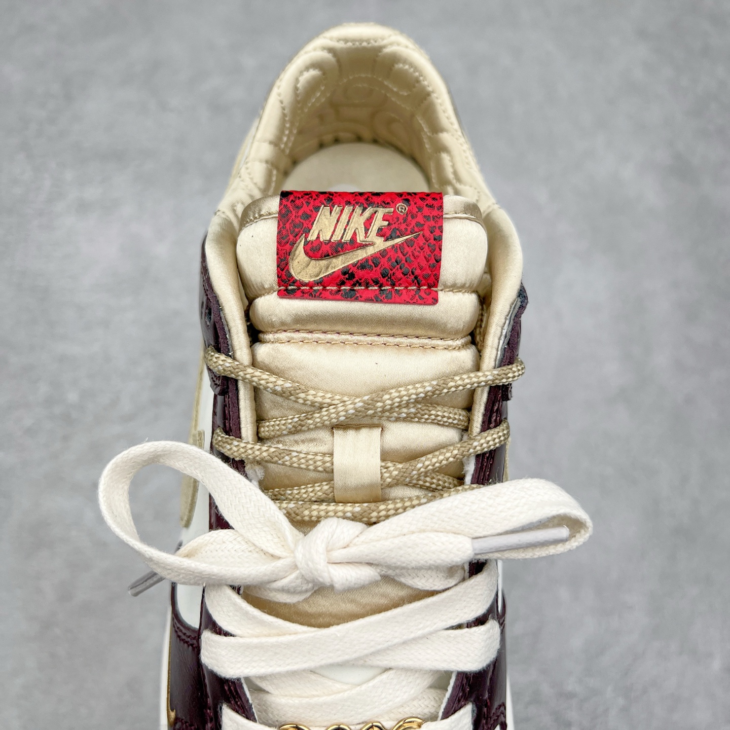 图片[5]-＃K1 NK Dunk Low 蛇年限定 白金酒红 HV5991-171 全新支线性价比拉满 迎合行情定价 正确头层皮料 细节均购入原鞋校对开发 全套原纸板楦头加持 细节品控鞋型稳定 独家私模官方最新原厂磨具打造大底 鞋头坡度极致还原 原盒原配 玻璃冲刀 超高清洁度 全鞋零毛边皮料切割 正确中底布背胶中底布拉帮走线 尺码：36 36.5 37.5 38 38.5 39 40 40.5 41 42 42.5 43 44 44.5 45 46-选品中心