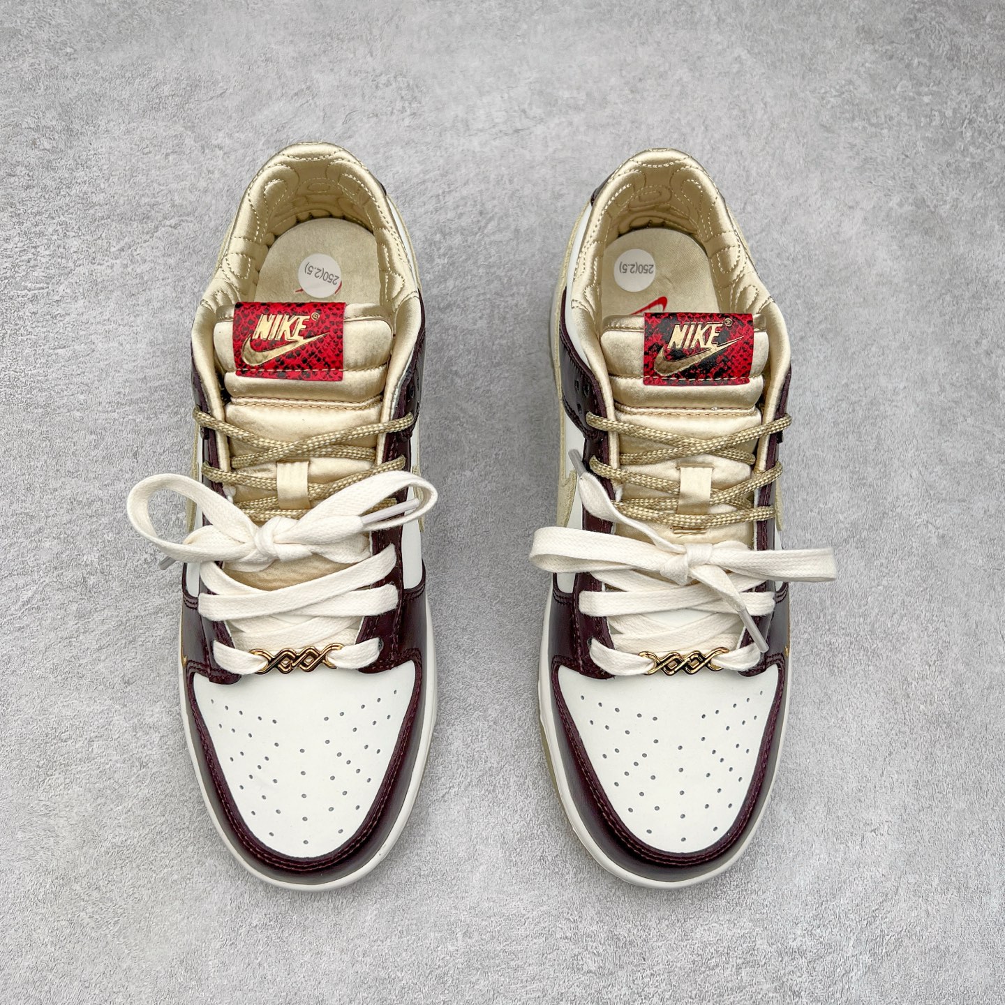 图片[2]-＃K1 NK Dunk Low 蛇年限定 白金酒红 HV5991-171 全新支线性价比拉满 迎合行情定价 正确头层皮料 细节均购入原鞋校对开发 全套原纸板楦头加持 细节品控鞋型稳定 独家私模官方最新原厂磨具打造大底 鞋头坡度极致还原 原盒原配 玻璃冲刀 超高清洁度 全鞋零毛边皮料切割 正确中底布背胶中底布拉帮走线 尺码：36 36.5 37.5 38 38.5 39 40 40.5 41 42 42.5 43 44 44.5 45 46-选品中心