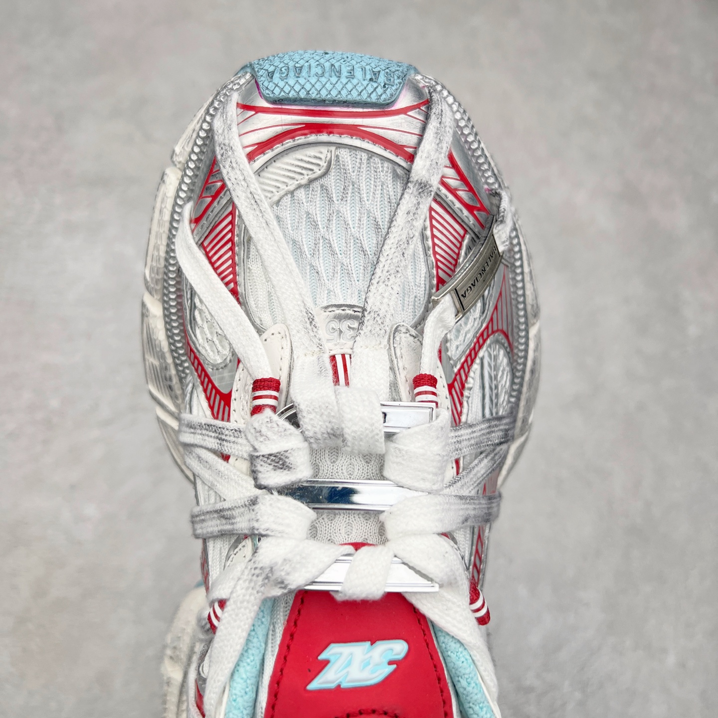 图片[4]-＃VG零售版 BALENCIAGA 3XL Sneakers 巴黎世家十代网布系带低帮走秀复古老爹鞋 全套原纸板楦头开发 最原汁原味的灵魂版型 全鞋荧光划线卡点 胶水把控整洁度追求极致完美 每一双都是工艺品 多重QC质检 超越公司货的品控标准 实实在在的免检产品 原盒原配 正确字体电绣 粗细、位置、大小正确 侧边TPU 透气孔匹配意产原版 正确分离大底 TPU软底 原版一致大底LOGO 立体感十足 原厂皮料水洗做旧 采购原厂网纱 不含皮革 网布材料和聚氨酯 磨损效果 鞋头边缘和后帮 Balenciaga 徽标 鞋面和后跟凸印尺码 鞋舌 3XL 橡胶品牌标识和反光细节 鞋帮拉袢和鞋舌拉祥 配反光细节 备用鞋带在鞋履前侧 可在穿着前取下 便于不同造型搭配 正常尺码 尺码：35 36 37 38 39 40 41 42 43 44 45 46-选品中心