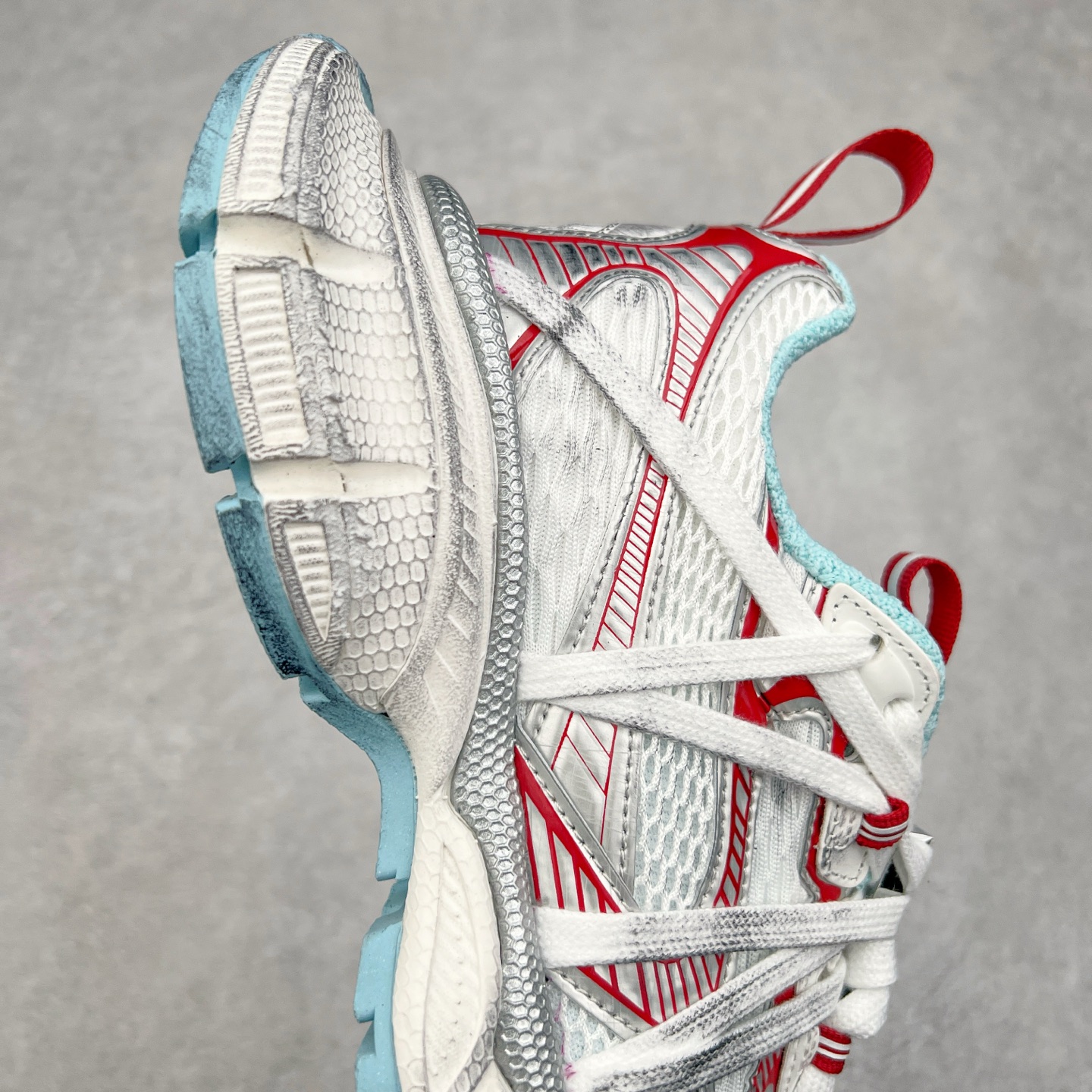 图片[6]-＃VG零售版 BALENCIAGA 3XL Sneakers 巴黎世家十代网布系带低帮走秀复古老爹鞋 全套原纸板楦头开发 最原汁原味的灵魂版型 全鞋荧光划线卡点 胶水把控整洁度追求极致完美 每一双都是工艺品 多重QC质检 超越公司货的品控标准 实实在在的免检产品 原盒原配 正确字体电绣 粗细、位置、大小正确 侧边TPU 透气孔匹配意产原版 正确分离大底 TPU软底 原版一致大底LOGO 立体感十足 原厂皮料水洗做旧 采购原厂网纱 不含皮革 网布材料和聚氨酯 磨损效果 鞋头边缘和后帮 Balenciaga 徽标 鞋面和后跟凸印尺码 鞋舌 3XL 橡胶品牌标识和反光细节 鞋帮拉袢和鞋舌拉祥 配反光细节 备用鞋带在鞋履前侧 可在穿着前取下 便于不同造型搭配 正常尺码 尺码：35 36 37 38 39 40 41 42 43 44 45 46-选品中心