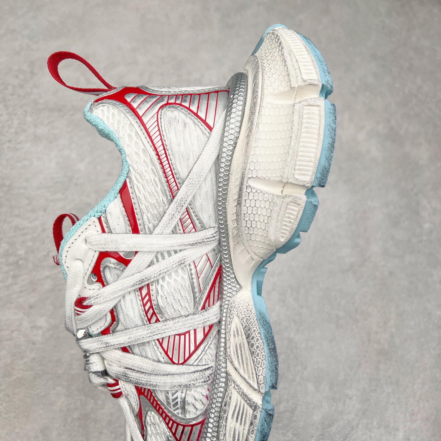 图片[7]-＃VG零售版 BALENCIAGA 3XL Sneakers 巴黎世家十代网布系带低帮走秀复古老爹鞋 全套原纸板楦头开发 最原汁原味的灵魂版型 全鞋荧光划线卡点 胶水把控整洁度追求极致完美 每一双都是工艺品 多重QC质检 超越公司货的品控标准 实实在在的免检产品 原盒原配 正确字体电绣 粗细、位置、大小正确 侧边TPU 透气孔匹配意产原版 正确分离大底 TPU软底 原版一致大底LOGO 立体感十足 原厂皮料水洗做旧 采购原厂网纱 不含皮革 网布材料和聚氨酯 磨损效果 鞋头边缘和后帮 Balenciaga 徽标 鞋面和后跟凸印尺码 鞋舌 3XL 橡胶品牌标识和反光细节 鞋帮拉袢和鞋舌拉祥 配反光细节 备用鞋带在鞋履前侧 可在穿着前取下 便于不同造型搭配 正常尺码 尺码：35 36 37 38 39 40 41 42 43 44 45 46-选品中心