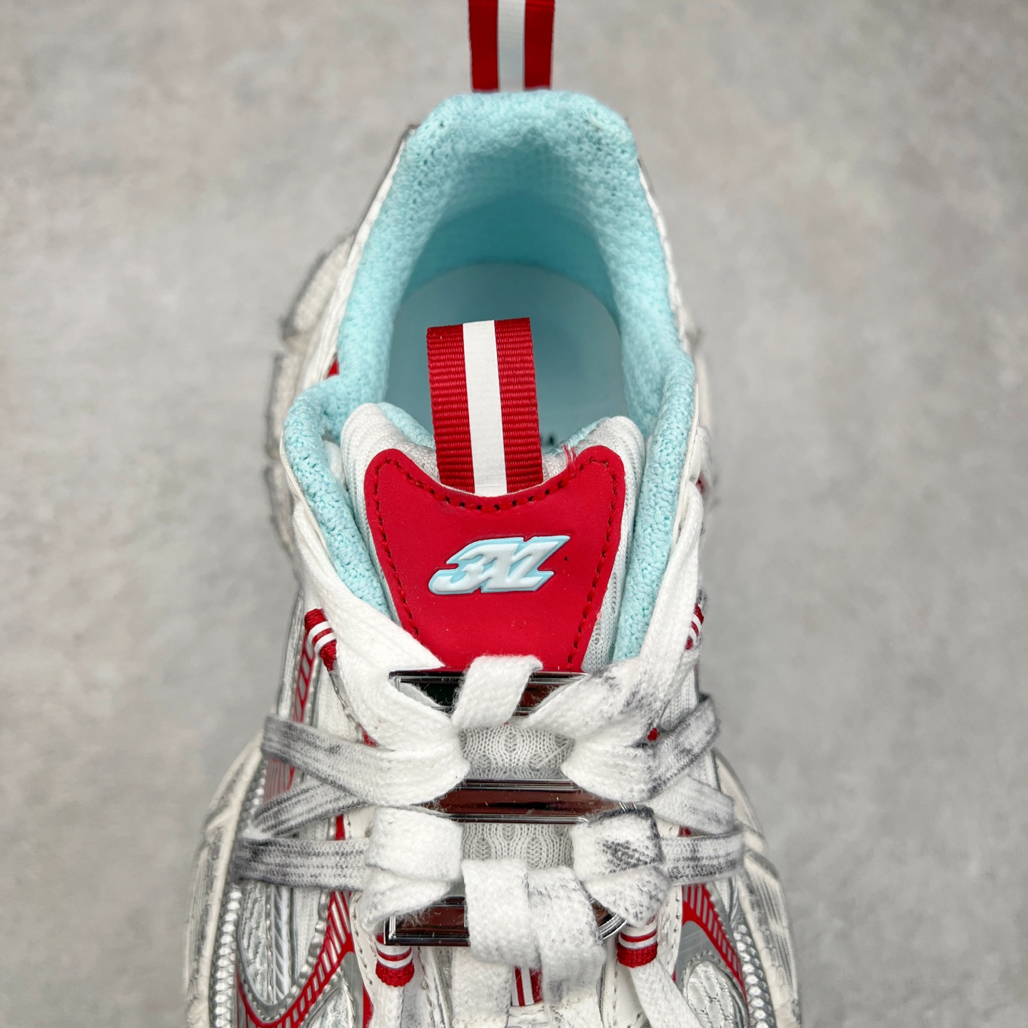 图片[5]-＃VG零售版 BALENCIAGA 3XL Sneakers 巴黎世家十代网布系带低帮走秀复古老爹鞋 全套原纸板楦头开发 最原汁原味的灵魂版型 全鞋荧光划线卡点 胶水把控整洁度追求极致完美 每一双都是工艺品 多重QC质检 超越公司货的品控标准 实实在在的免检产品 原盒原配 正确字体电绣 粗细、位置、大小正确 侧边TPU 透气孔匹配意产原版 正确分离大底 TPU软底 原版一致大底LOGO 立体感十足 原厂皮料水洗做旧 采购原厂网纱 不含皮革 网布材料和聚氨酯 磨损效果 鞋头边缘和后帮 Balenciaga 徽标 鞋面和后跟凸印尺码 鞋舌 3XL 橡胶品牌标识和反光细节 鞋帮拉袢和鞋舌拉祥 配反光细节 备用鞋带在鞋履前侧 可在穿着前取下 便于不同造型搭配 正常尺码 尺码：35 36 37 38 39 40 41 42 43 44 45 46-选品中心