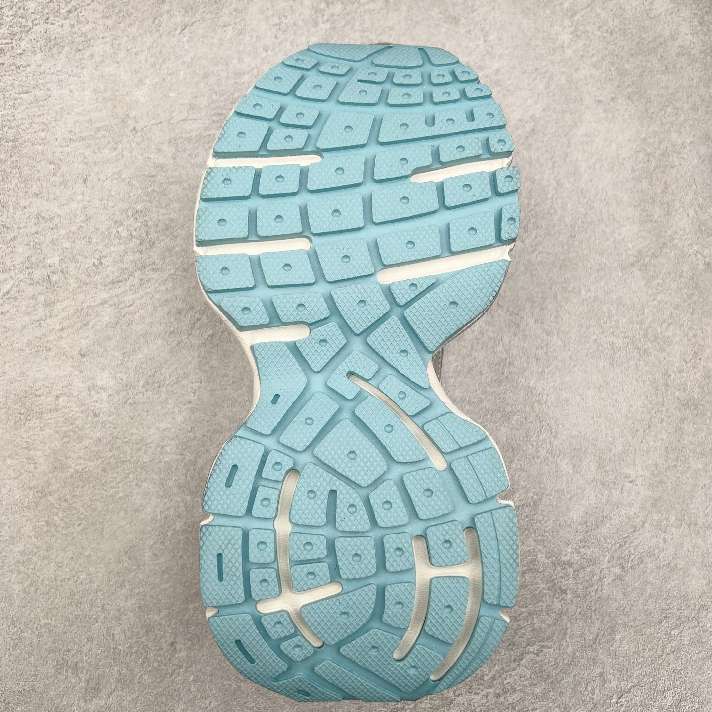 图片[9]-＃VG零售版 BALENCIAGA 3XL Sneakers 巴黎世家十代网布系带低帮走秀复古老爹鞋 全套原纸板楦头开发 最原汁原味的灵魂版型 全鞋荧光划线卡点 胶水把控整洁度追求极致完美 每一双都是工艺品 多重QC质检 超越公司货的品控标准 实实在在的免检产品 原盒原配 正确字体电绣 粗细、位置、大小正确 侧边TPU 透气孔匹配意产原版 正确分离大底 TPU软底 原版一致大底LOGO 立体感十足 原厂皮料水洗做旧 采购原厂网纱 不含皮革 网布材料和聚氨酯 磨损效果 鞋头边缘和后帮 Balenciaga 徽标 鞋面和后跟凸印尺码 鞋舌 3XL 橡胶品牌标识和反光细节 鞋帮拉袢和鞋舌拉祥 配反光细节 备用鞋带在鞋履前侧 可在穿着前取下 便于不同造型搭配 正常尺码 尺码：35 36 37 38 39 40 41 42 43 44 45 46-选品中心