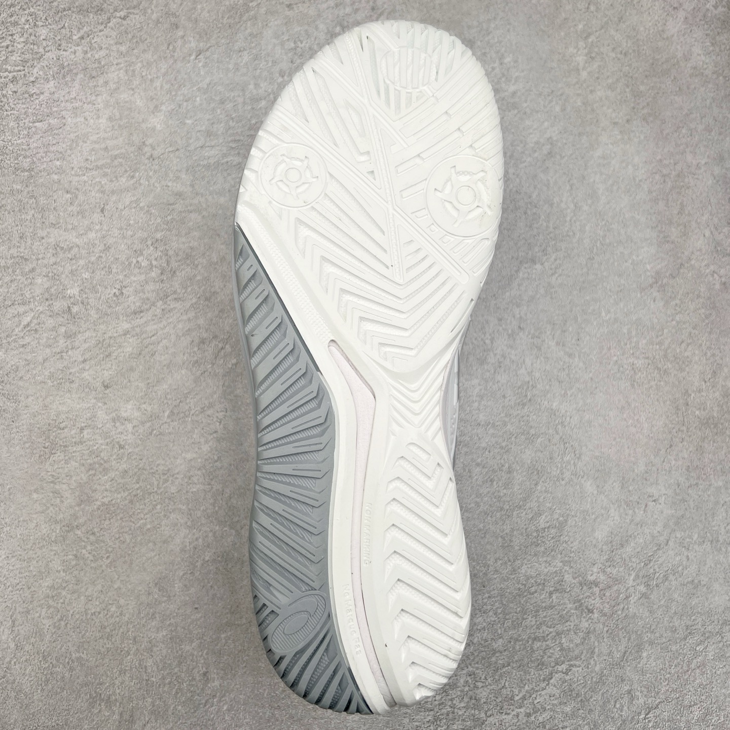 图片[9]-Asics Gel-Resolution 9 亚瑟士防滑耐磨透气 低帮网球鞋 Gel Resolution 9 是一款为快速进攻型球员设计的网球鞋，它有以下特点：鞋底没有刚性的鞋骨，让脚底感受到更多缓冲，舒适度极高。鞋内提供出色的支撑力和梦幻般的舒适感，让你在场上自信满满。鞋底采用 DynaWall 技术，增强了抓地力和反弹力，让你在移动中更灵活。尺码：36 36.5 37 38 38.5 39 40 40.5 41 42 42.5 43 44 45-选品中心