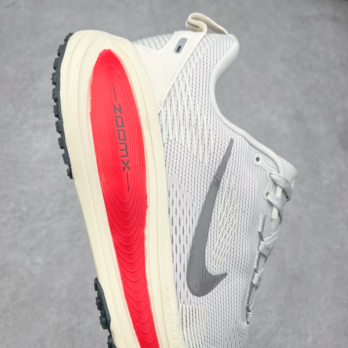 图片[6]-NK Air Zoom Vomero 18 轻便舒适公路跑步鞋 HM6804 质感柔软 弹力充沛 助力一路畅跑 乐享不停 厚实泡绵缔造舒适的回弹效果 铸就出色跑步表现 该鞋款轻盈透气 带你步入舒适新境界 疾速刺激感和非凡舒适脚感交织 定能让跑者在迈步间找到渴望已久的跑步乐趣 自如掌控跑步节奏、配速和里程 足底缓震配置赋予双足柔软舒适感受 助你一路畅跑 缓震设计 在双足触地时有助提供舒适脚感 搭载性能出众的 ZoomX 和 Cushlon 泡绵 营造柔软舒适脚感 助你稳稳迈步 基于跑者反馈 简化中底设计 带来出色舒适感 尺码：36 36.5 37.5 38 38.5 39 40 40.5 41 42 42.5 43 44 44.5 45-选品中心