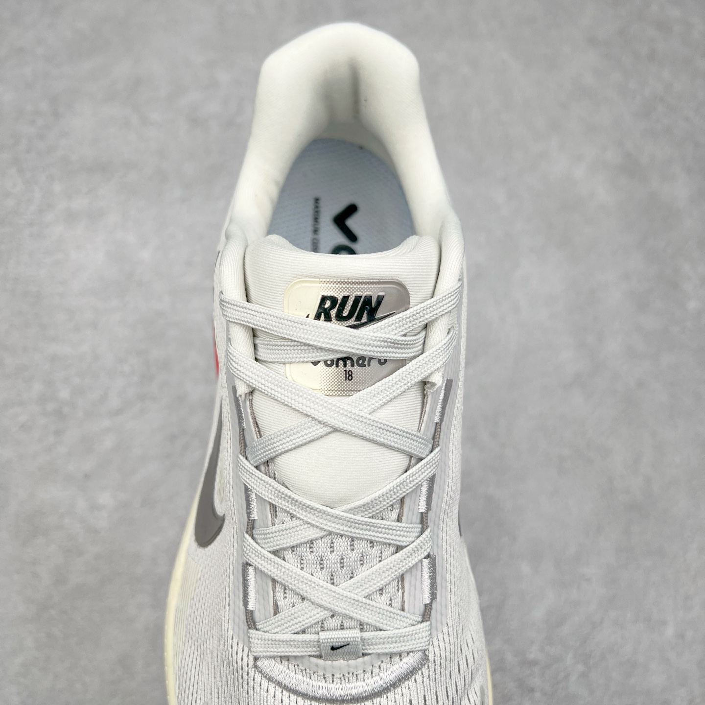 图片[5]-NK Air Zoom Vomero 18 轻便舒适公路跑步鞋 HM6804 质感柔软 弹力充沛 助力一路畅跑 乐享不停 厚实泡绵缔造舒适的回弹效果 铸就出色跑步表现 该鞋款轻盈透气 带你步入舒适新境界 疾速刺激感和非凡舒适脚感交织 定能让跑者在迈步间找到渴望已久的跑步乐趣 自如掌控跑步节奏、配速和里程 足底缓震配置赋予双足柔软舒适感受 助你一路畅跑 缓震设计 在双足触地时有助提供舒适脚感 搭载性能出众的 ZoomX 和 Cushlon 泡绵 营造柔软舒适脚感 助你稳稳迈步 基于跑者反馈 简化中底设计 带来出色舒适感 尺码：36 36.5 37.5 38 38.5 39 40 40.5 41 42 42.5 43 44 44.5 45-选品中心