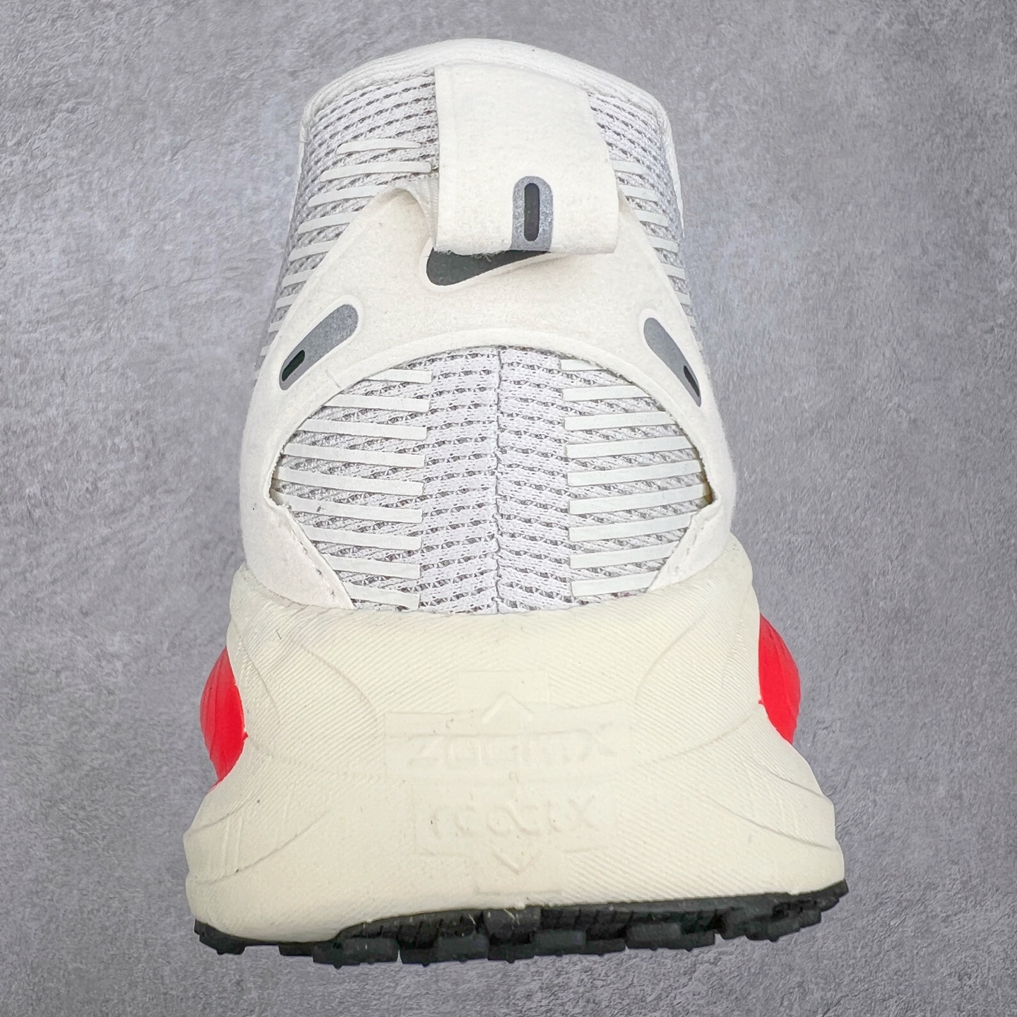 图片[8]-NK Air Zoom Vomero 18 轻便舒适公路跑步鞋 HM6804 质感柔软 弹力充沛 助力一路畅跑 乐享不停 厚实泡绵缔造舒适的回弹效果 铸就出色跑步表现 该鞋款轻盈透气 带你步入舒适新境界 疾速刺激感和非凡舒适脚感交织 定能让跑者在迈步间找到渴望已久的跑步乐趣 自如掌控跑步节奏、配速和里程 足底缓震配置赋予双足柔软舒适感受 助你一路畅跑 缓震设计 在双足触地时有助提供舒适脚感 搭载性能出众的 ZoomX 和 Cushlon 泡绵 营造柔软舒适脚感 助你稳稳迈步 基于跑者反馈 简化中底设计 带来出色舒适感 尺码：36 36.5 37.5 38 38.5 39 40 40.5 41 42 42.5 43 44 44.5 45-选品中心