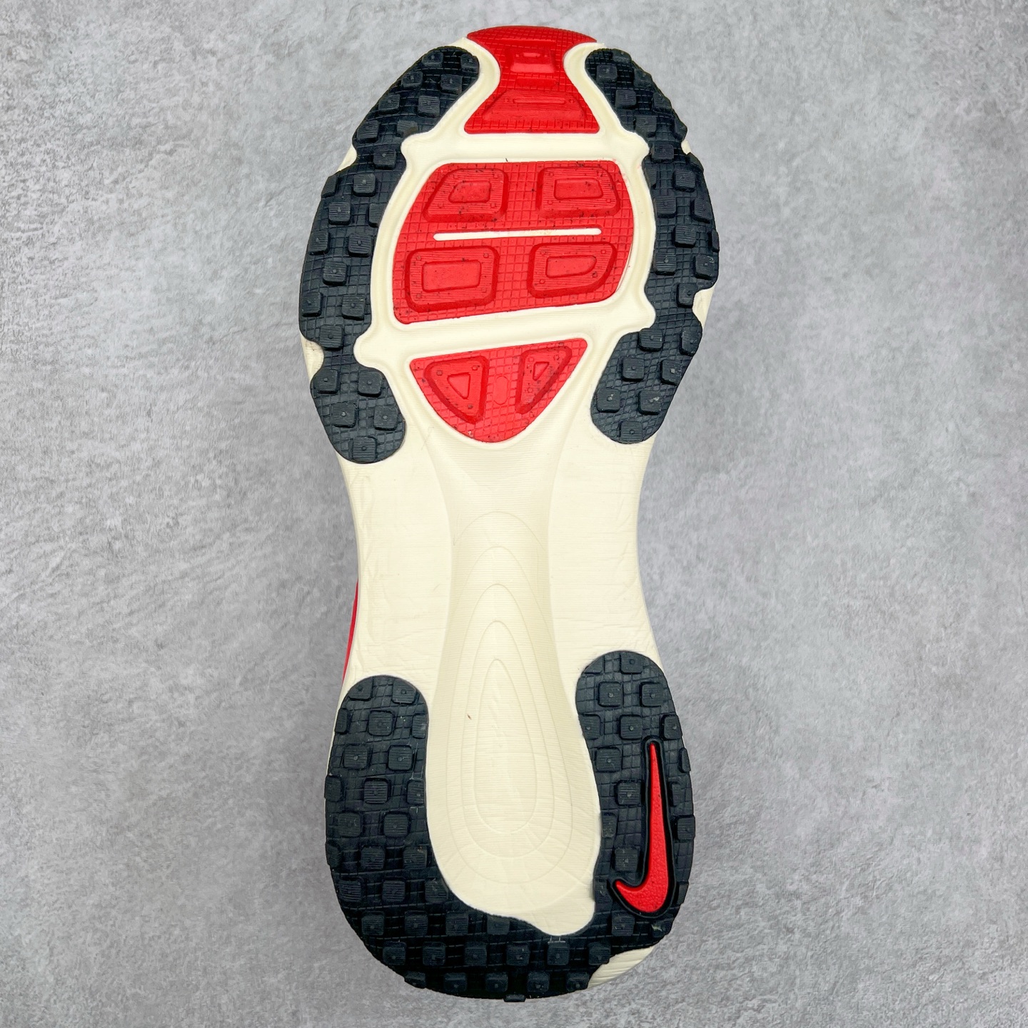 图片[9]-NK Air Zoom Vomero 18 轻便舒适公路跑步鞋 HM6804 质感柔软 弹力充沛 助力一路畅跑 乐享不停 厚实泡绵缔造舒适的回弹效果 铸就出色跑步表现 该鞋款轻盈透气 带你步入舒适新境界 疾速刺激感和非凡舒适脚感交织 定能让跑者在迈步间找到渴望已久的跑步乐趣 自如掌控跑步节奏、配速和里程 足底缓震配置赋予双足柔软舒适感受 助你一路畅跑 缓震设计 在双足触地时有助提供舒适脚感 搭载性能出众的 ZoomX 和 Cushlon 泡绵 营造柔软舒适脚感 助你稳稳迈步 基于跑者反馈 简化中底设计 带来出色舒适感 尺码：36 36.5 37.5 38 38.5 39 40 40.5 41 42 42.5 43 44 44.5 45-选品中心