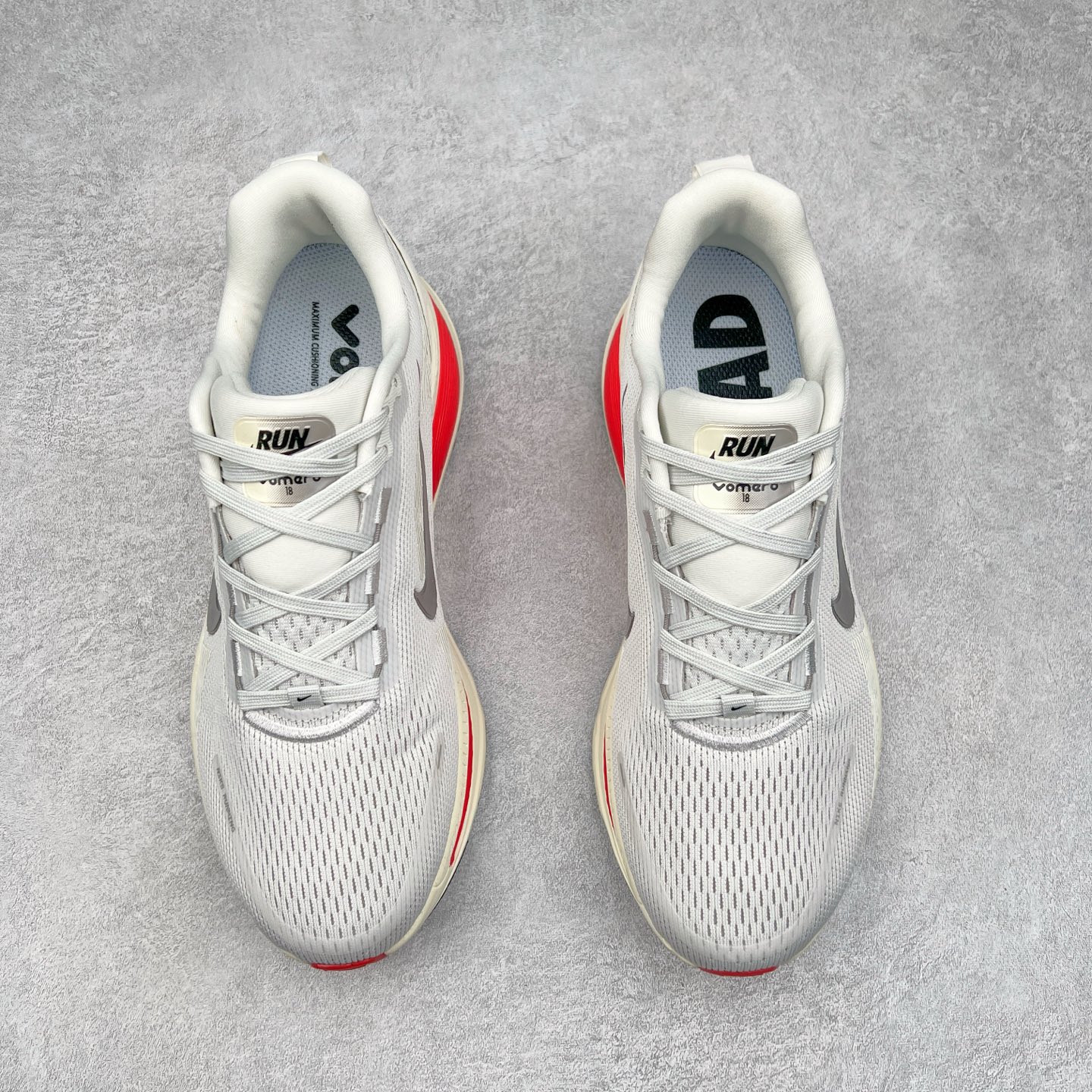 图片[2]-NK Air Zoom Vomero 18 轻便舒适公路跑步鞋 HM6804 质感柔软 弹力充沛 助力一路畅跑 乐享不停 厚实泡绵缔造舒适的回弹效果 铸就出色跑步表现 该鞋款轻盈透气 带你步入舒适新境界 疾速刺激感和非凡舒适脚感交织 定能让跑者在迈步间找到渴望已久的跑步乐趣 自如掌控跑步节奏、配速和里程 足底缓震配置赋予双足柔软舒适感受 助你一路畅跑 缓震设计 在双足触地时有助提供舒适脚感 搭载性能出众的 ZoomX 和 Cushlon 泡绵 营造柔软舒适脚感 助你稳稳迈步 基于跑者反馈 简化中底设计 带来出色舒适感 尺码：36 36.5 37.5 38 38.5 39 40 40.5 41 42 42.5 43 44 44.5 45-选品中心