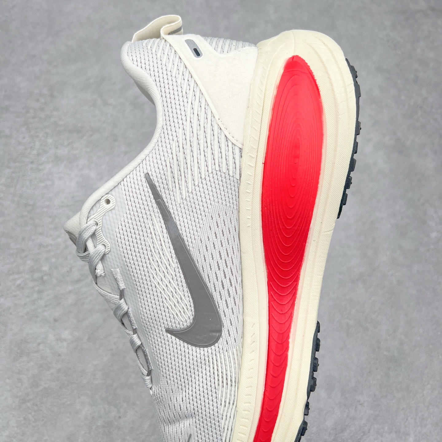 图片[7]-NK Air Zoom Vomero 18 轻便舒适公路跑步鞋 HM6804 质感柔软 弹力充沛 助力一路畅跑 乐享不停 厚实泡绵缔造舒适的回弹效果 铸就出色跑步表现 该鞋款轻盈透气 带你步入舒适新境界 疾速刺激感和非凡舒适脚感交织 定能让跑者在迈步间找到渴望已久的跑步乐趣 自如掌控跑步节奏、配速和里程 足底缓震配置赋予双足柔软舒适感受 助你一路畅跑 缓震设计 在双足触地时有助提供舒适脚感 搭载性能出众的 ZoomX 和 Cushlon 泡绵 营造柔软舒适脚感 助你稳稳迈步 基于跑者反馈 简化中底设计 带来出色舒适感 尺码：36 36.5 37.5 38 38.5 39 40 40.5 41 42 42.5 43 44 44.5 45-选品中心