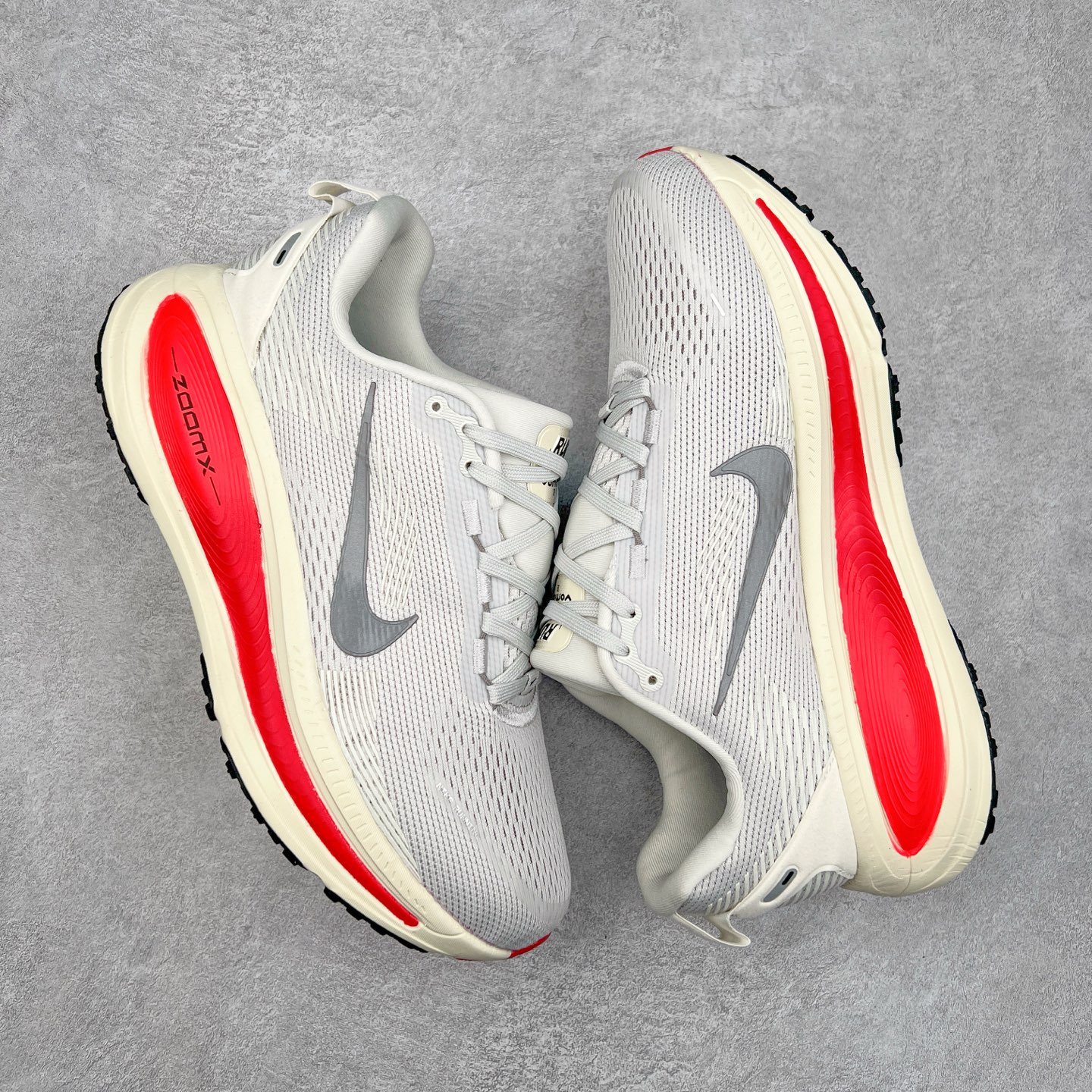 图片[3]-NK Air Zoom Vomero 18 轻便舒适公路跑步鞋 HM6804 质感柔软 弹力充沛 助力一路畅跑 乐享不停 厚实泡绵缔造舒适的回弹效果 铸就出色跑步表现 该鞋款轻盈透气 带你步入舒适新境界 疾速刺激感和非凡舒适脚感交织 定能让跑者在迈步间找到渴望已久的跑步乐趣 自如掌控跑步节奏、配速和里程 足底缓震配置赋予双足柔软舒适感受 助你一路畅跑 缓震设计 在双足触地时有助提供舒适脚感 搭载性能出众的 ZoomX 和 Cushlon 泡绵 营造柔软舒适脚感 助你稳稳迈步 基于跑者反馈 简化中底设计 带来出色舒适感 尺码：36 36.5 37.5 38 38.5 39 40 40.5 41 42 42.5 43 44 44.5 45-选品中心