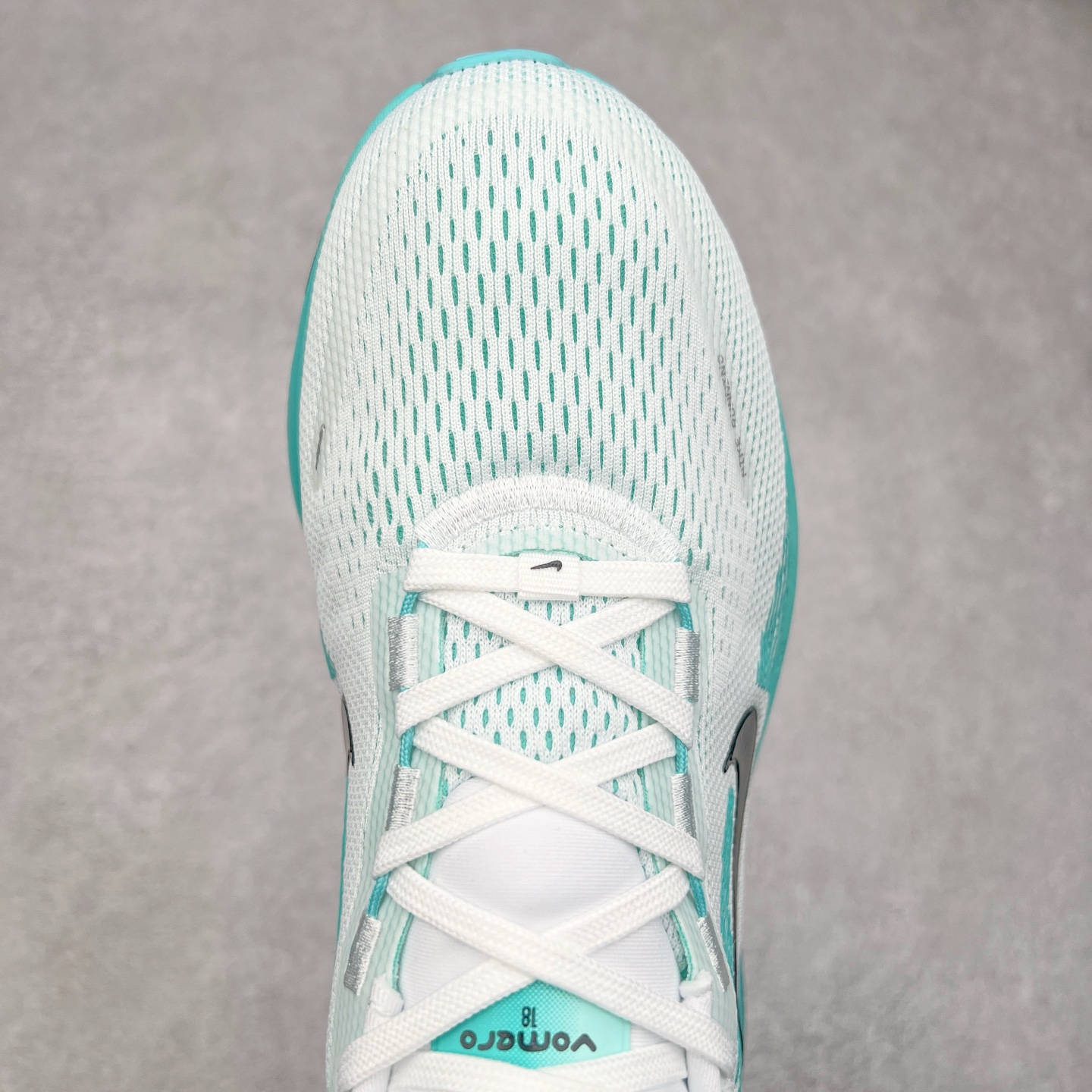 图片[4]-NK Air Zoom Vomero 18 轻便舒适公路跑步鞋 HM6804 质感柔软 弹力充沛 助力一路畅跑 乐享不停 厚实泡绵缔造舒适的回弹效果 铸就出色跑步表现 该鞋款轻盈透气 带你步入舒适新境界 疾速刺激感和非凡舒适脚感交织 定能让跑者在迈步间找到渴望已久的跑步乐趣 自如掌控跑步节奏、配速和里程 足底缓震配置赋予双足柔软舒适感受 助你一路畅跑 缓震设计 在双足触地时有助提供舒适脚感 搭载性能出众的 ZoomX 和 Cushlon 泡绵 营造柔软舒适脚感 助你稳稳迈步 基于跑者反馈 简化中底设计 带来出色舒适感 尺码：36 36.5 37.5 38 38.5 39 40 40.5 41 42 42.5 43 44 44.5 45-选品中心