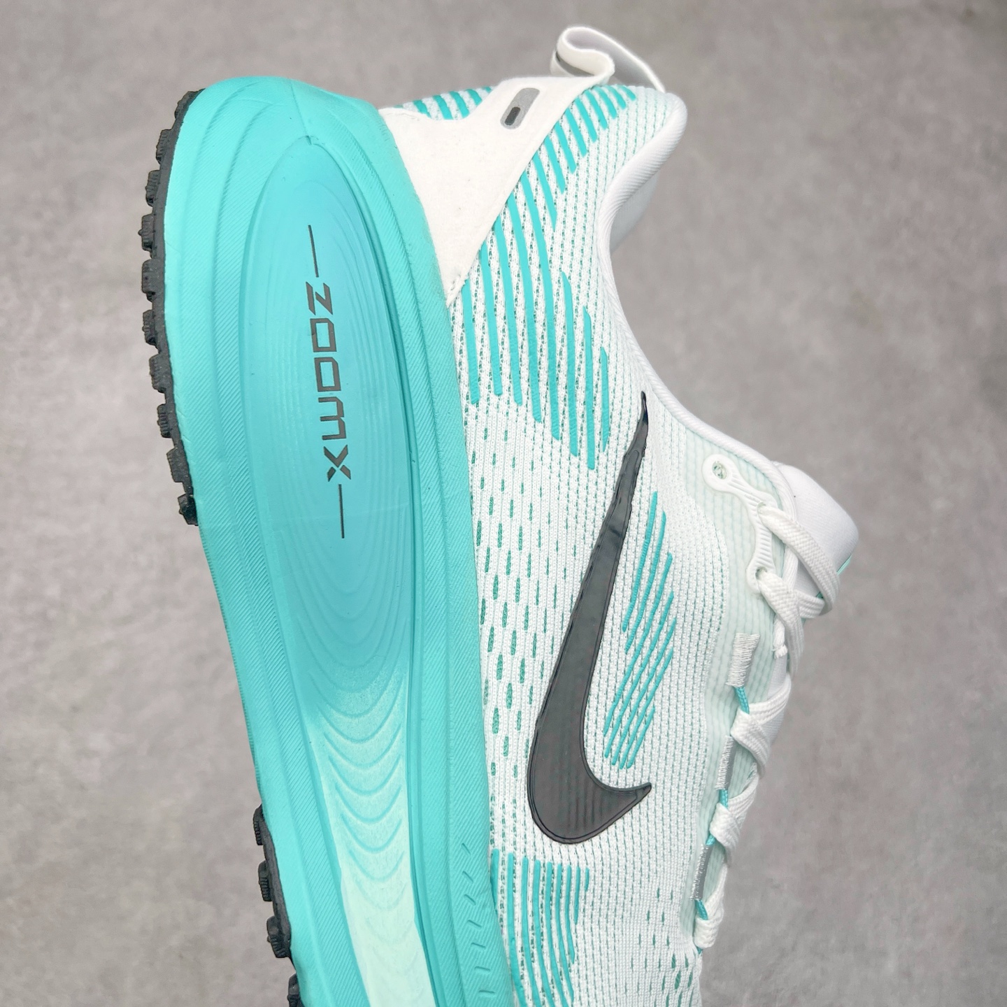 图片[6]-NK Air Zoom Vomero 18 轻便舒适公路跑步鞋 HM6804 质感柔软 弹力充沛 助力一路畅跑 乐享不停 厚实泡绵缔造舒适的回弹效果 铸就出色跑步表现 该鞋款轻盈透气 带你步入舒适新境界 疾速刺激感和非凡舒适脚感交织 定能让跑者在迈步间找到渴望已久的跑步乐趣 自如掌控跑步节奏、配速和里程 足底缓震配置赋予双足柔软舒适感受 助你一路畅跑 缓震设计 在双足触地时有助提供舒适脚感 搭载性能出众的 ZoomX 和 Cushlon 泡绵 营造柔软舒适脚感 助你稳稳迈步 基于跑者反馈 简化中底设计 带来出色舒适感 尺码：36 36.5 37.5 38 38.5 39 40 40.5 41 42 42.5 43 44 44.5 45-选品中心