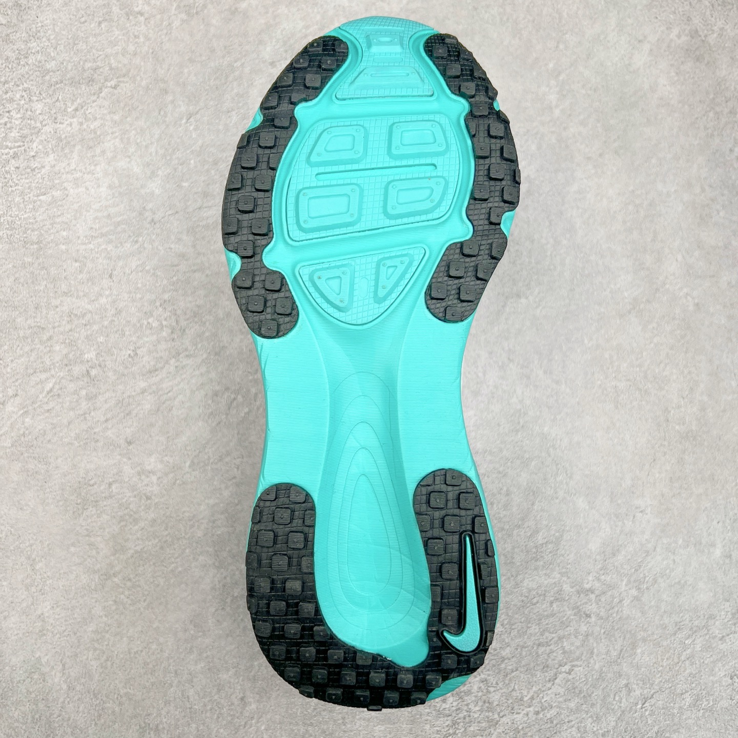 图片[9]-NK Air Zoom Vomero 18 轻便舒适公路跑步鞋 HM6804 质感柔软 弹力充沛 助力一路畅跑 乐享不停 厚实泡绵缔造舒适的回弹效果 铸就出色跑步表现 该鞋款轻盈透气 带你步入舒适新境界 疾速刺激感和非凡舒适脚感交织 定能让跑者在迈步间找到渴望已久的跑步乐趣 自如掌控跑步节奏、配速和里程 足底缓震配置赋予双足柔软舒适感受 助你一路畅跑 缓震设计 在双足触地时有助提供舒适脚感 搭载性能出众的 ZoomX 和 Cushlon 泡绵 营造柔软舒适脚感 助你稳稳迈步 基于跑者反馈 简化中底设计 带来出色舒适感 尺码：36 36.5 37.5 38 38.5 39 40 40.5 41 42 42.5 43 44 44.5 45-选品中心