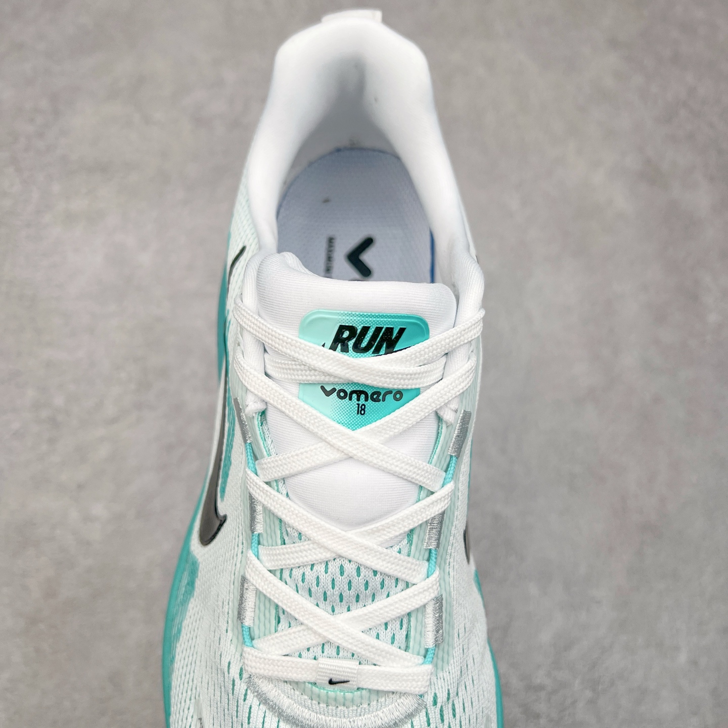 图片[5]-NK Air Zoom Vomero 18 轻便舒适公路跑步鞋 HM6804 质感柔软 弹力充沛 助力一路畅跑 乐享不停 厚实泡绵缔造舒适的回弹效果 铸就出色跑步表现 该鞋款轻盈透气 带你步入舒适新境界 疾速刺激感和非凡舒适脚感交织 定能让跑者在迈步间找到渴望已久的跑步乐趣 自如掌控跑步节奏、配速和里程 足底缓震配置赋予双足柔软舒适感受 助你一路畅跑 缓震设计 在双足触地时有助提供舒适脚感 搭载性能出众的 ZoomX 和 Cushlon 泡绵 营造柔软舒适脚感 助你稳稳迈步 基于跑者反馈 简化中底设计 带来出色舒适感 尺码：36 36.5 37.5 38 38.5 39 40 40.5 41 42 42.5 43 44 44.5 45-选品中心