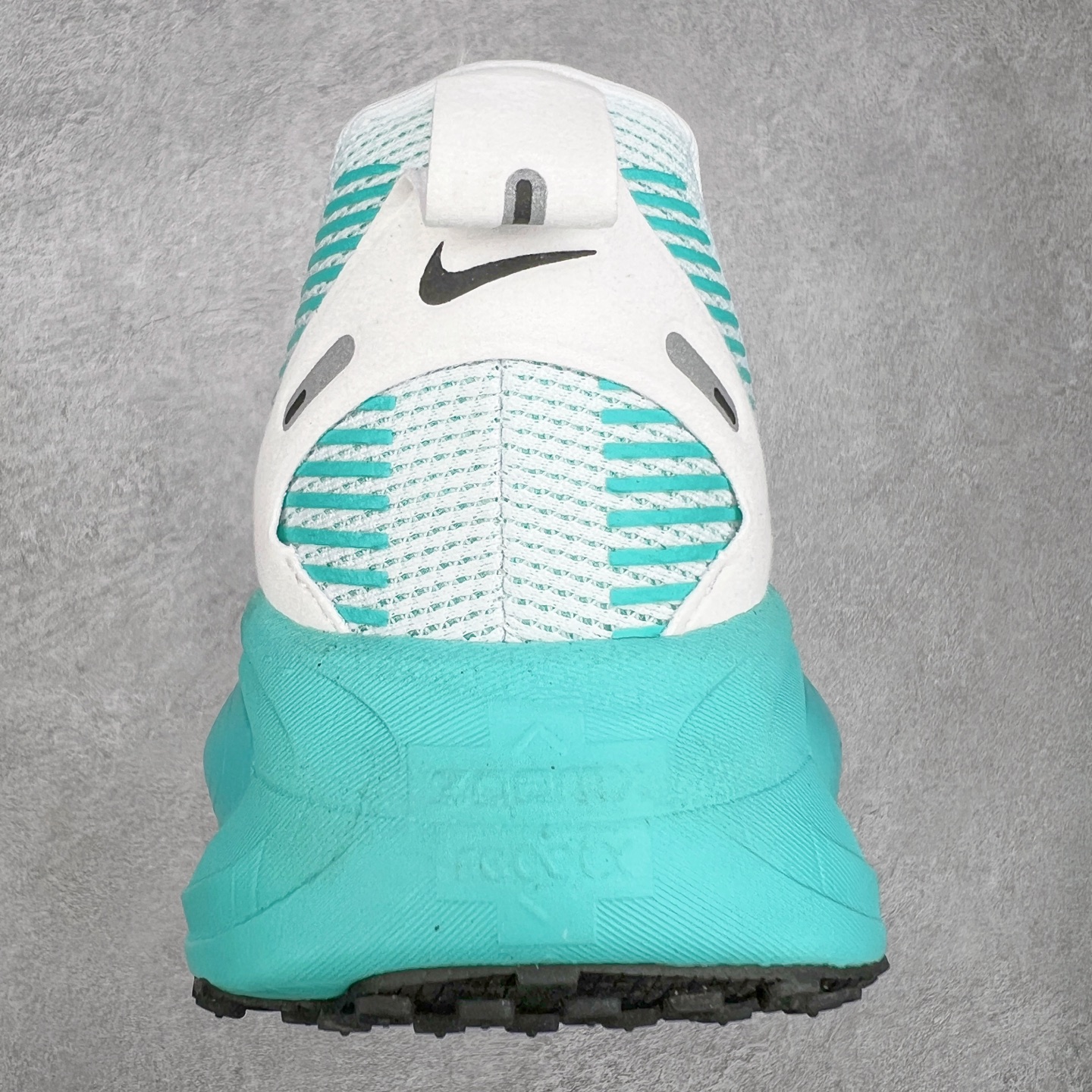 图片[8]-NK Air Zoom Vomero 18 轻便舒适公路跑步鞋 HM6804 质感柔软 弹力充沛 助力一路畅跑 乐享不停 厚实泡绵缔造舒适的回弹效果 铸就出色跑步表现 该鞋款轻盈透气 带你步入舒适新境界 疾速刺激感和非凡舒适脚感交织 定能让跑者在迈步间找到渴望已久的跑步乐趣 自如掌控跑步节奏、配速和里程 足底缓震配置赋予双足柔软舒适感受 助你一路畅跑 缓震设计 在双足触地时有助提供舒适脚感 搭载性能出众的 ZoomX 和 Cushlon 泡绵 营造柔软舒适脚感 助你稳稳迈步 基于跑者反馈 简化中底设计 带来出色舒适感 尺码：36 36.5 37.5 38 38.5 39 40 40.5 41 42 42.5 43 44 44.5 45-选品中心