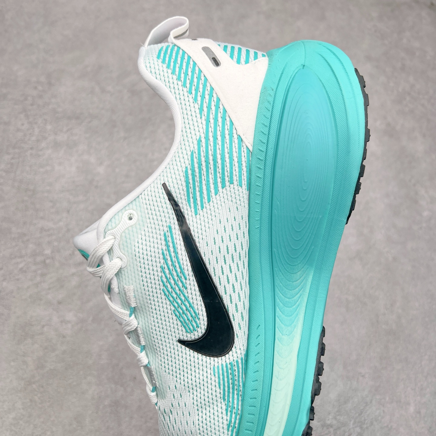 图片[7]-NK Air Zoom Vomero 18 轻便舒适公路跑步鞋 HM6804 质感柔软 弹力充沛 助力一路畅跑 乐享不停 厚实泡绵缔造舒适的回弹效果 铸就出色跑步表现 该鞋款轻盈透气 带你步入舒适新境界 疾速刺激感和非凡舒适脚感交织 定能让跑者在迈步间找到渴望已久的跑步乐趣 自如掌控跑步节奏、配速和里程 足底缓震配置赋予双足柔软舒适感受 助你一路畅跑 缓震设计 在双足触地时有助提供舒适脚感 搭载性能出众的 ZoomX 和 Cushlon 泡绵 营造柔软舒适脚感 助你稳稳迈步 基于跑者反馈 简化中底设计 带来出色舒适感 尺码：36 36.5 37.5 38 38.5 39 40 40.5 41 42 42.5 43 44 44.5 45-选品中心