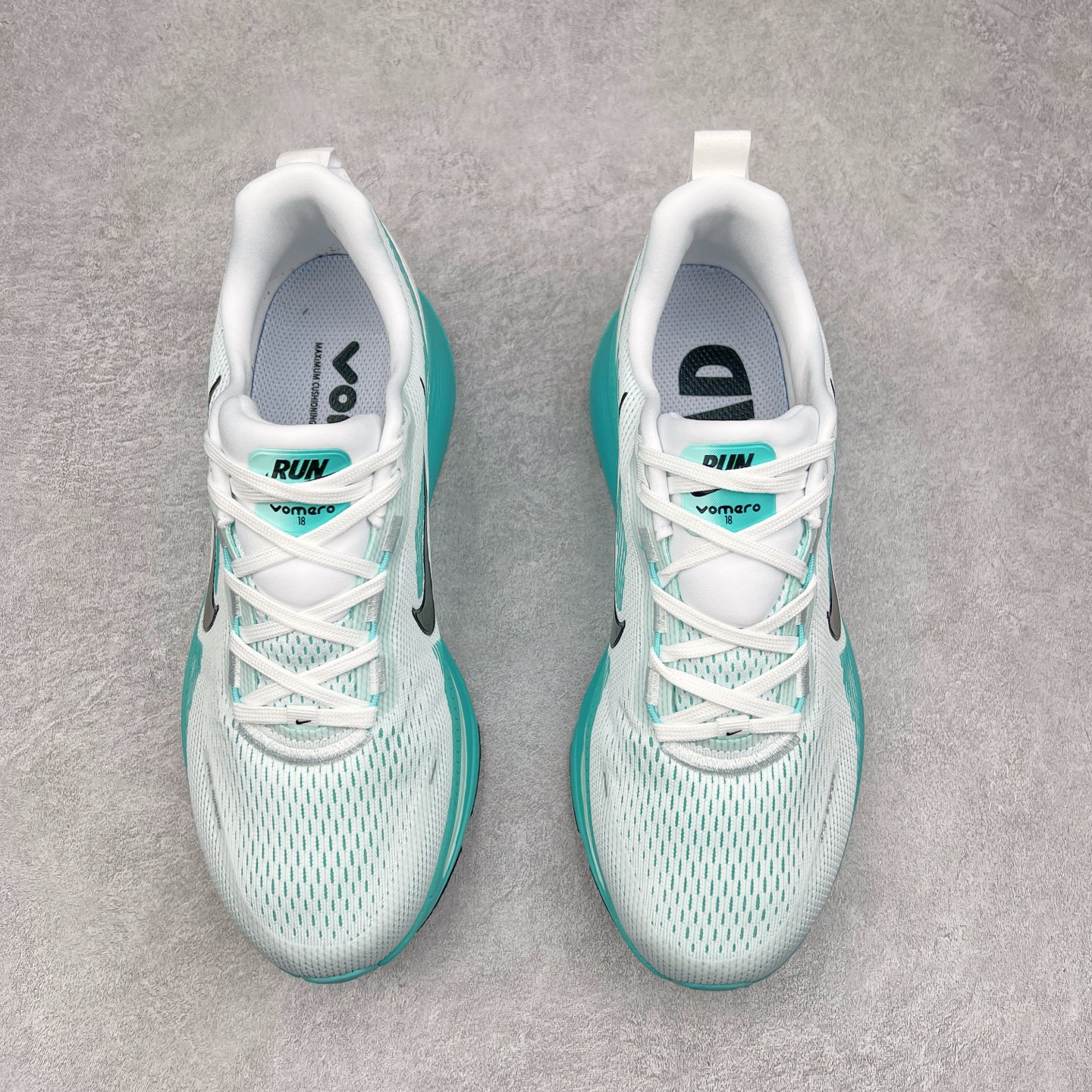 图片[2]-NK Air Zoom Vomero 18 轻便舒适公路跑步鞋 HM6804 质感柔软 弹力充沛 助力一路畅跑 乐享不停 厚实泡绵缔造舒适的回弹效果 铸就出色跑步表现 该鞋款轻盈透气 带你步入舒适新境界 疾速刺激感和非凡舒适脚感交织 定能让跑者在迈步间找到渴望已久的跑步乐趣 自如掌控跑步节奏、配速和里程 足底缓震配置赋予双足柔软舒适感受 助你一路畅跑 缓震设计 在双足触地时有助提供舒适脚感 搭载性能出众的 ZoomX 和 Cushlon 泡绵 营造柔软舒适脚感 助你稳稳迈步 基于跑者反馈 简化中底设计 带来出色舒适感 尺码：36 36.5 37.5 38 38.5 39 40 40.5 41 42 42.5 43 44 44.5 45-选品中心