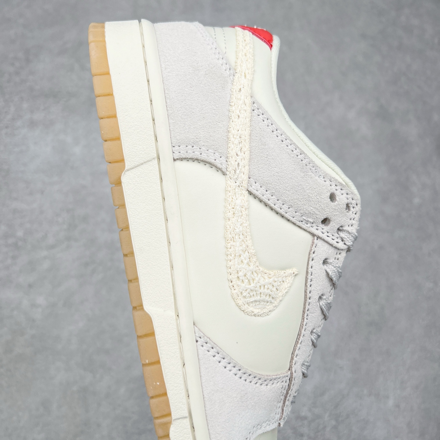 图片[6]-NK Dunk Low HV5231-133 全新支线性价比拉满 迎合行情定价 正确头层皮料 细节均购入原鞋校对开发 全套原纸板楦头加持 细节品控鞋型稳定 独家私模官方最新原厂磨具打造大底 鞋头坡度极致还原 原盒原配 玻璃冲刀 超高清洁度 全鞋零毛边皮料切割 正确中底布背胶中底布拉帮走线 尺码：36 36.5 37.5 38 38.5 39 40 40.5 41 42 42.5 43 44 44.5 45 46-选品中心