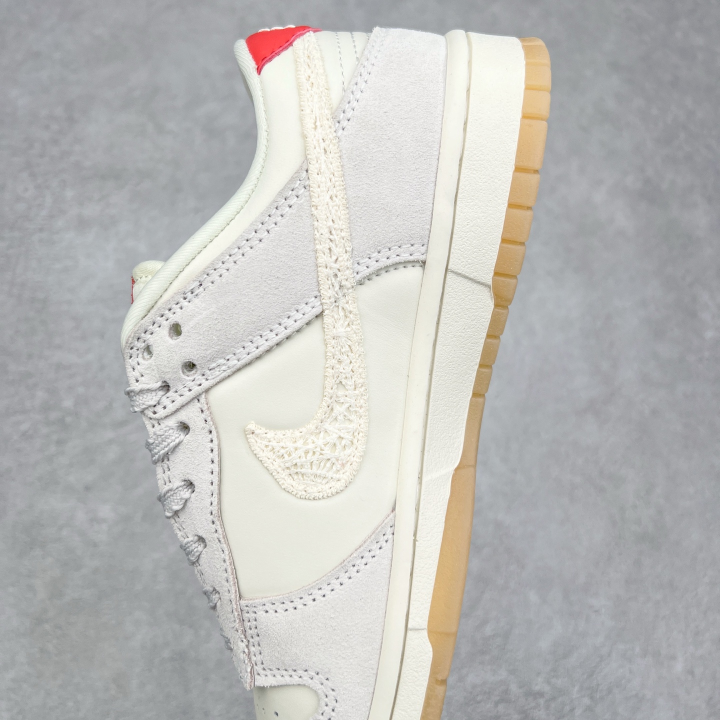 图片[7]-NK Dunk Low HV5231-133 全新支线性价比拉满 迎合行情定价 正确头层皮料 细节均购入原鞋校对开发 全套原纸板楦头加持 细节品控鞋型稳定 独家私模官方最新原厂磨具打造大底 鞋头坡度极致还原 原盒原配 玻璃冲刀 超高清洁度 全鞋零毛边皮料切割 正确中底布背胶中底布拉帮走线 尺码：36 36.5 37.5 38 38.5 39 40 40.5 41 42 42.5 43 44 44.5 45 46-选品中心