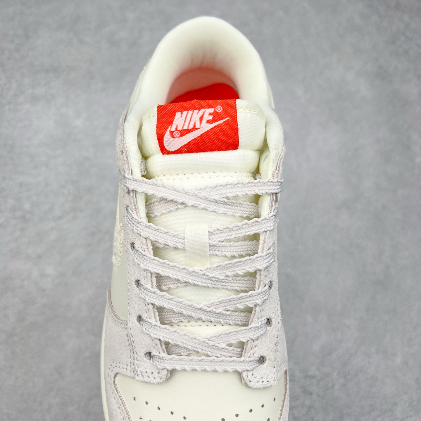 图片[5]-NK Dunk Low HV5231-133 全新支线性价比拉满 迎合行情定价 正确头层皮料 细节均购入原鞋校对开发 全套原纸板楦头加持 细节品控鞋型稳定 独家私模官方最新原厂磨具打造大底 鞋头坡度极致还原 原盒原配 玻璃冲刀 超高清洁度 全鞋零毛边皮料切割 正确中底布背胶中底布拉帮走线 尺码：36 36.5 37.5 38 38.5 39 40 40.5 41 42 42.5 43 44 44.5 45 46-选品中心