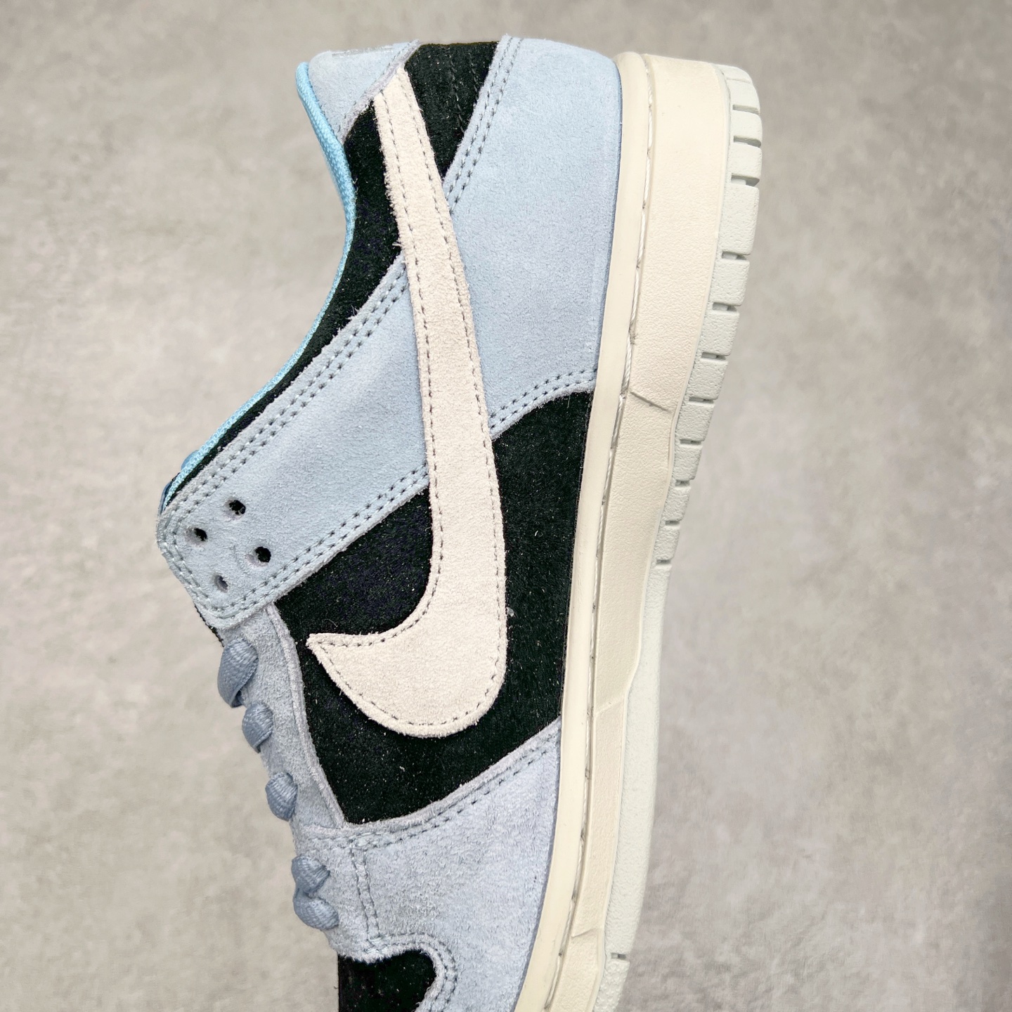 图片[7]-NK Dunk Low HF3063-400 全新支线性价比拉满 迎合行情定价 正确头层皮料 细节均购入原鞋校对开发 全套原纸板楦头加持 细节品控鞋型稳定 独家私模官方最新原厂磨具打造大底 鞋头坡度极致还原 原盒原配 玻璃冲刀 超高清洁度 全鞋零毛边皮料切割 正确中底布背胶中底布拉帮走线 尺码：36 36.5 37.5 38 38.5 39 40 40.5 41 42 42.5 43 44 44.5 45 46-选品中心