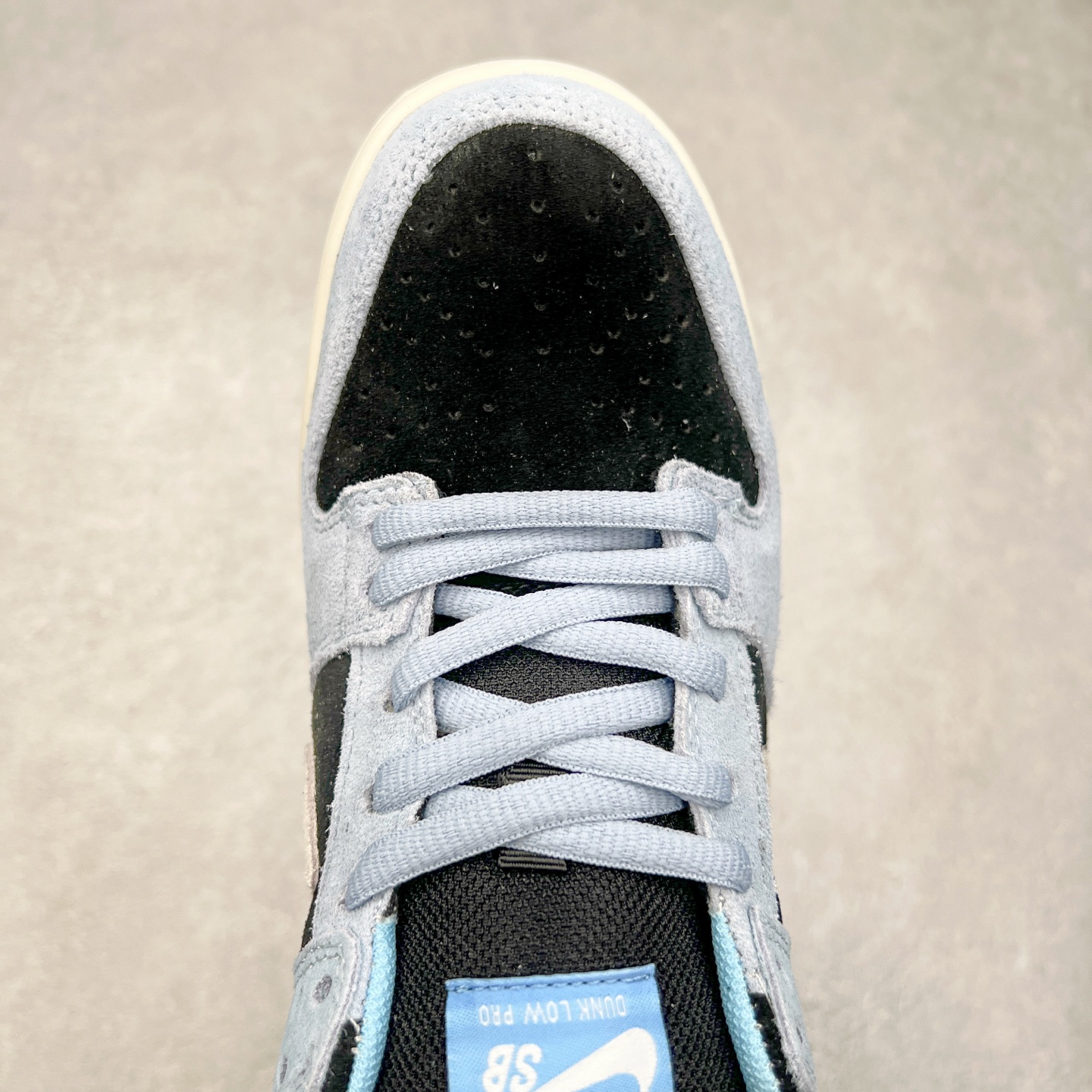 图片[4]-NK Dunk Low HF3063-400 全新支线性价比拉满 迎合行情定价 正确头层皮料 细节均购入原鞋校对开发 全套原纸板楦头加持 细节品控鞋型稳定 独家私模官方最新原厂磨具打造大底 鞋头坡度极致还原 原盒原配 玻璃冲刀 超高清洁度 全鞋零毛边皮料切割 正确中底布背胶中底布拉帮走线 尺码：36 36.5 37.5 38 38.5 39 40 40.5 41 42 42.5 43 44 44.5 45 46-选品中心