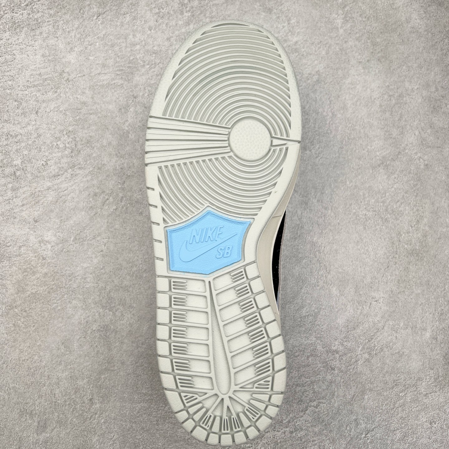 图片[9]-NK Dunk Low HF3063-400 全新支线性价比拉满 迎合行情定价 正确头层皮料 细节均购入原鞋校对开发 全套原纸板楦头加持 细节品控鞋型稳定 独家私模官方最新原厂磨具打造大底 鞋头坡度极致还原 原盒原配 玻璃冲刀 超高清洁度 全鞋零毛边皮料切割 正确中底布背胶中底布拉帮走线 尺码：36 36.5 37.5 38 38.5 39 40 40.5 41 42 42.5 43 44 44.5 45 46-选品中心