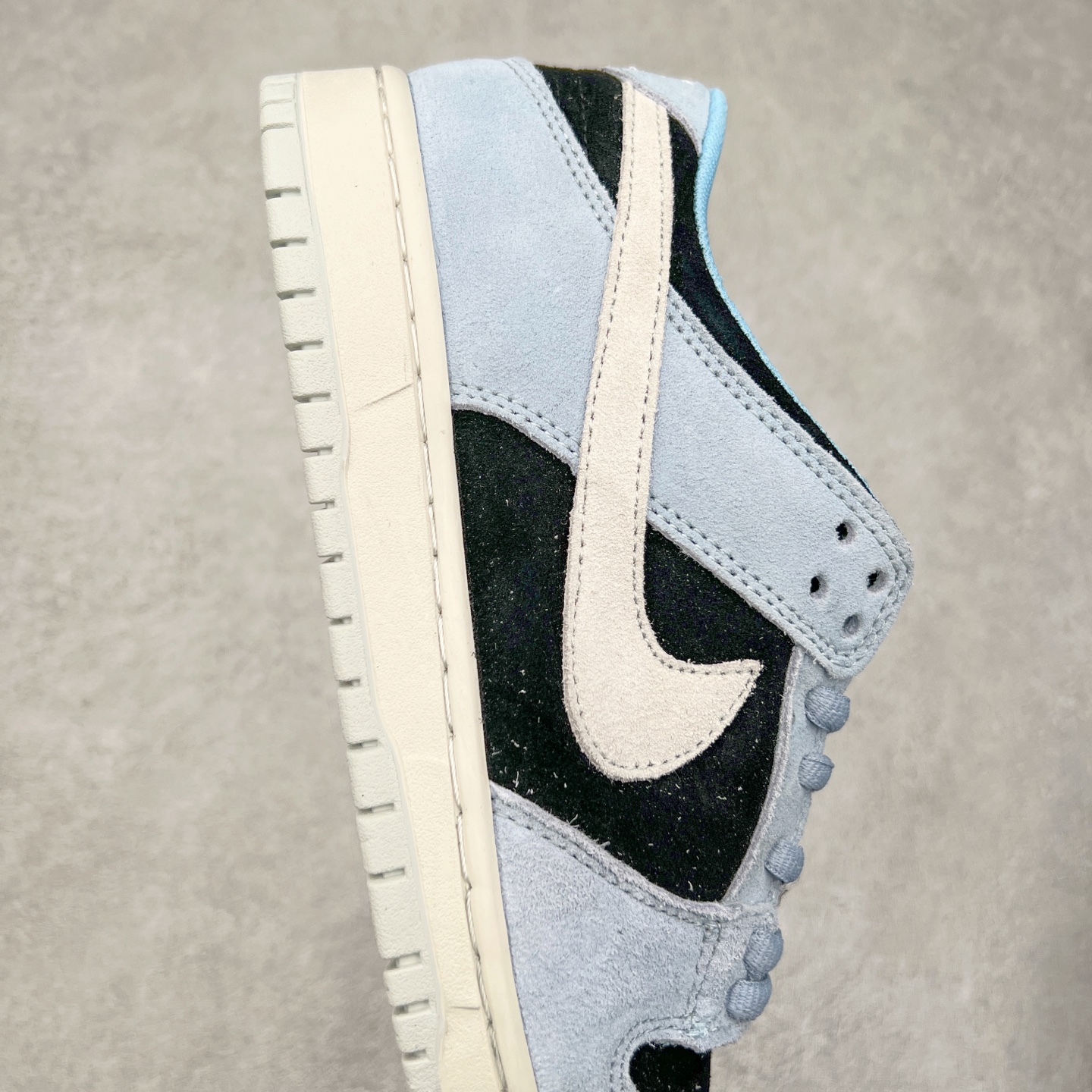图片[6]-NK Dunk Low HF3063-400 全新支线性价比拉满 迎合行情定价 正确头层皮料 细节均购入原鞋校对开发 全套原纸板楦头加持 细节品控鞋型稳定 独家私模官方最新原厂磨具打造大底 鞋头坡度极致还原 原盒原配 玻璃冲刀 超高清洁度 全鞋零毛边皮料切割 正确中底布背胶中底布拉帮走线 尺码：36 36.5 37.5 38 38.5 39 40 40.5 41 42 42.5 43 44 44.5 45 46-选品中心
