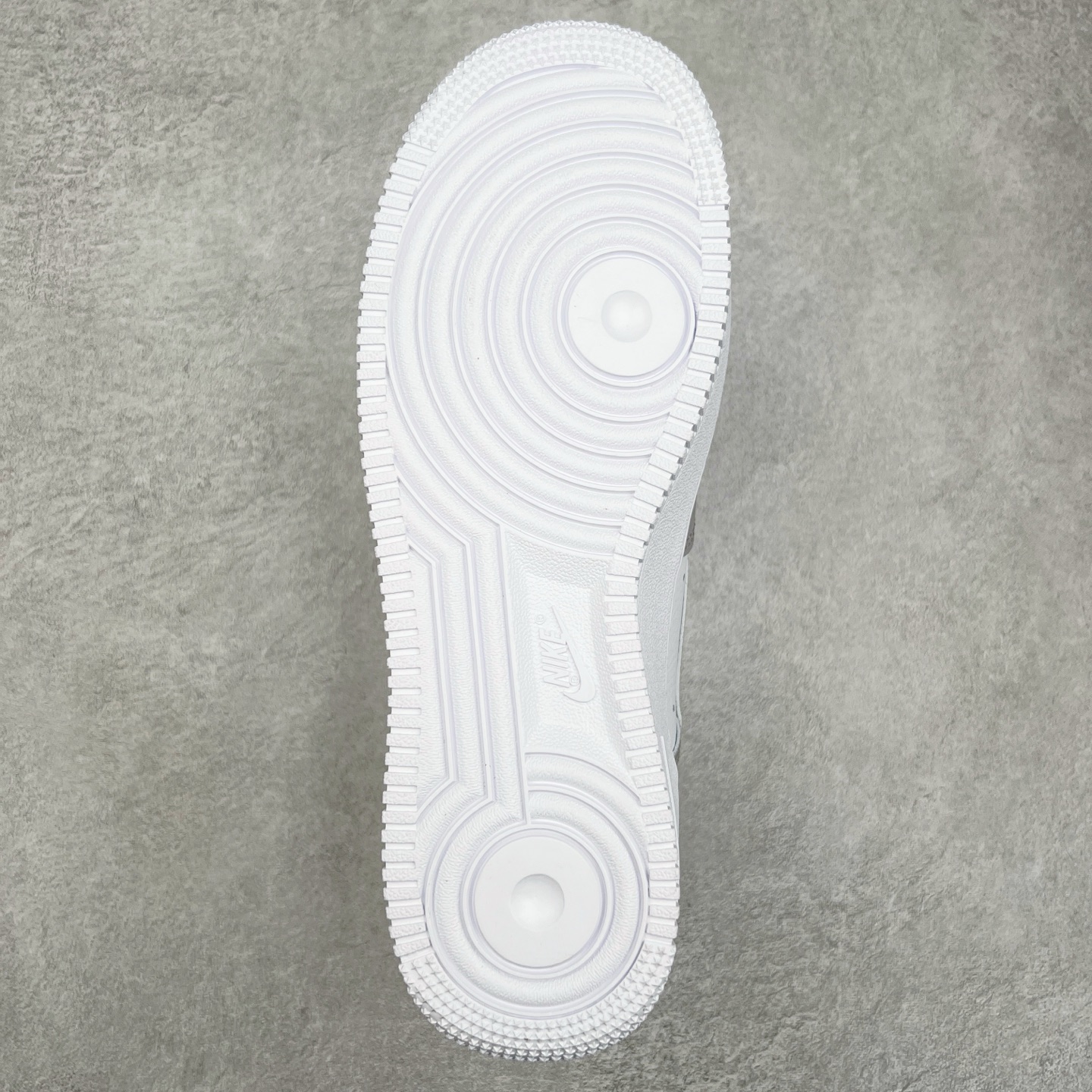 图片[9]-NK Air Force 1´07 Low 空军一号低帮百搭休闲运动板鞋 IB3881-001 柔软、弹性十足的缓震性能和出色的中底设计 横跨复古与现代的外型结合 造就出风靡全球 三十多年的Force 1 直到今天还深受青睐 实拍调校N版已经零色差零失真 百分百还原实物色彩所见即所得 不存在货不对板色差等低级问题 选购参考实物拍摄 不混卖不参货 只用心做好货严格选品 承诺混一赔十 尺码：36 36.5 37.5 38 38.5 39 40 40.5 41 42 42.5 43 44 44.5 45 46-选品中心