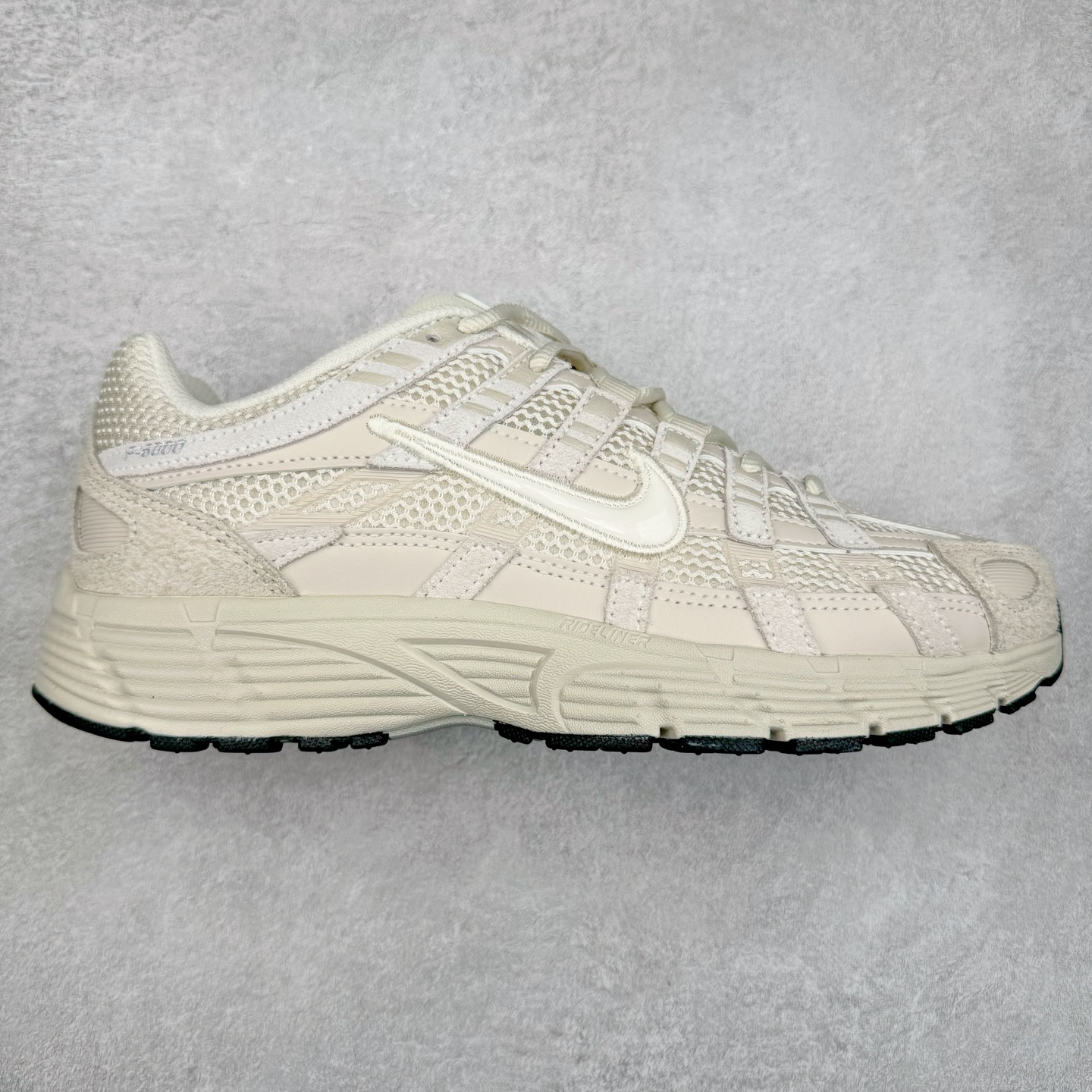 NK P-6000 系列低帮复古老爹风休闲运动舒适慢跑鞋 HF0015-100 购入原鞋原装纸板楦头开发 独家私模四层组合大底 市场唯一正确版本 良心定价 新配色陆续出货 进口三文治网面 融合 Pegasus 过往运动鞋设计 助力 21 世纪早期跑步运动跃升时尚新高度 采用透气网眼布、运动风格线条和耐穿覆面 兼具吸睛外观和舒适感受 中底泡绵以田径赛道为灵感 打造厚实设计 缔造出众缓震性能 尺码：36 36.5 37.5 38 38.5 39 40 40.5 41 42 42.5 43 44 44.5 45-选品中心