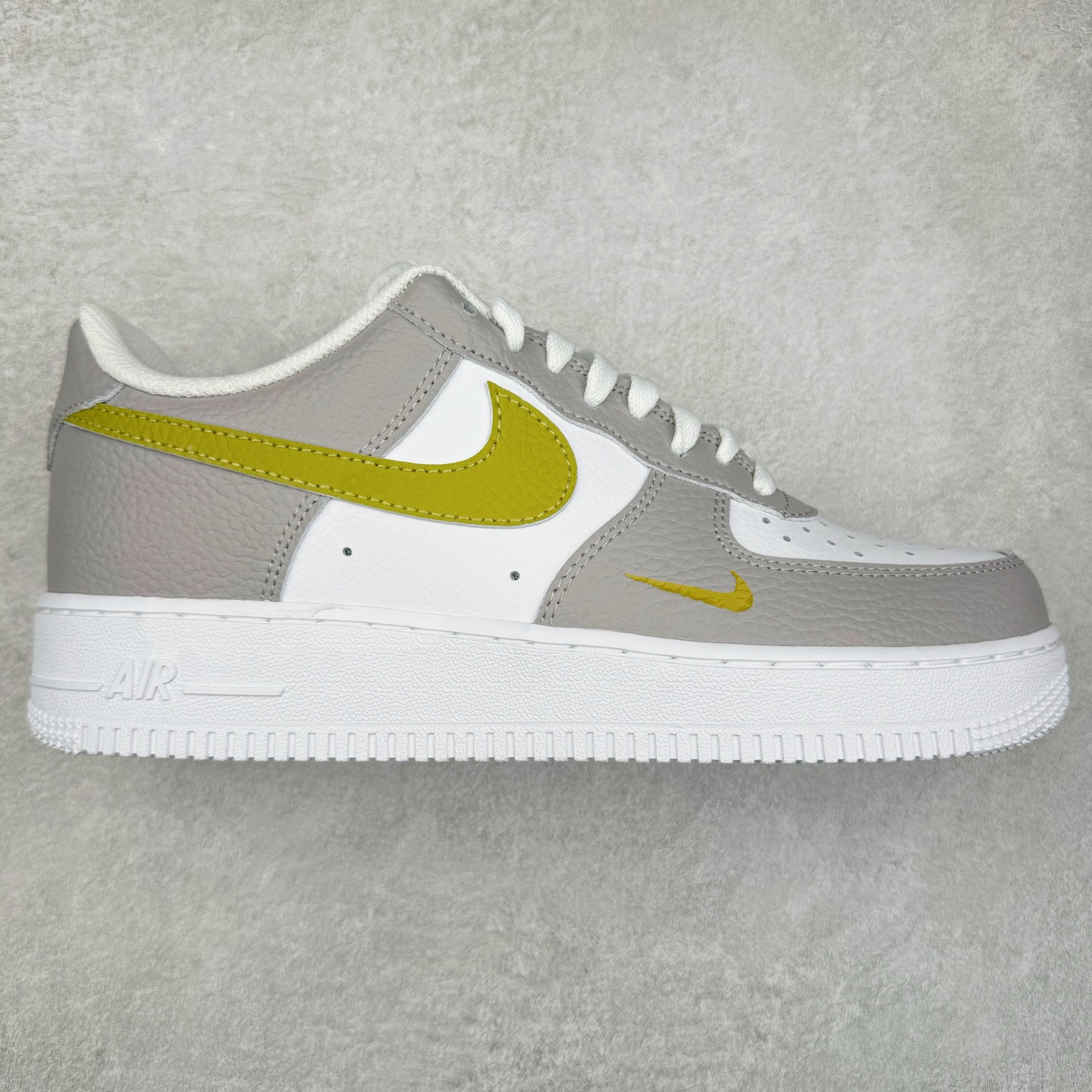 NK Air Force 1´07 Low 空军一号低帮百搭休闲运动板鞋 IB3881-001 柔软、弹性十足的缓震性能和出色的中底设计 横跨复古与现代的外型结合 造就出风靡全球 三十多年的Force 1 直到今天还深受青睐 实拍调校N版已经零色差零失真 百分百还原实物色彩所见即所得 不存在货不对板色差等低级问题 选购参考实物拍摄 不混卖不参货 只用心做好货严格选品 承诺混一赔十 尺码：36 36.5 37.5 38 38.5 39 40 40.5 41 42 42.5 43 44 44.5 45 46-选品中心