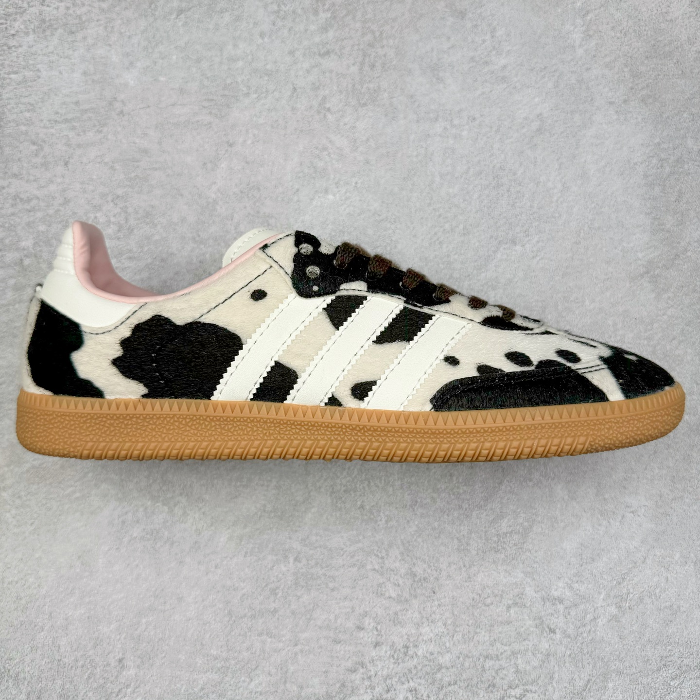 AD Original Samba OG 复古经典轻便板鞋 JR1256 这款桑巴鞋展示了高质量的工艺 带有装饰的超锁缝制和无缝的手感 柔软、柔软的皮革造型和标志性的3条纹完成了精致的外观 正规合身鞋带 鞋面上有绒面鞋垫 橡胶鞋底 享受正畸套筒软感 自50年代首次亮相以来就一直在赢得粉丝的青睐 尺码：36 36.5 37.5 38 38.5 39 40 40.5 41 42 42.5 43 44 44.5 45-选品中心