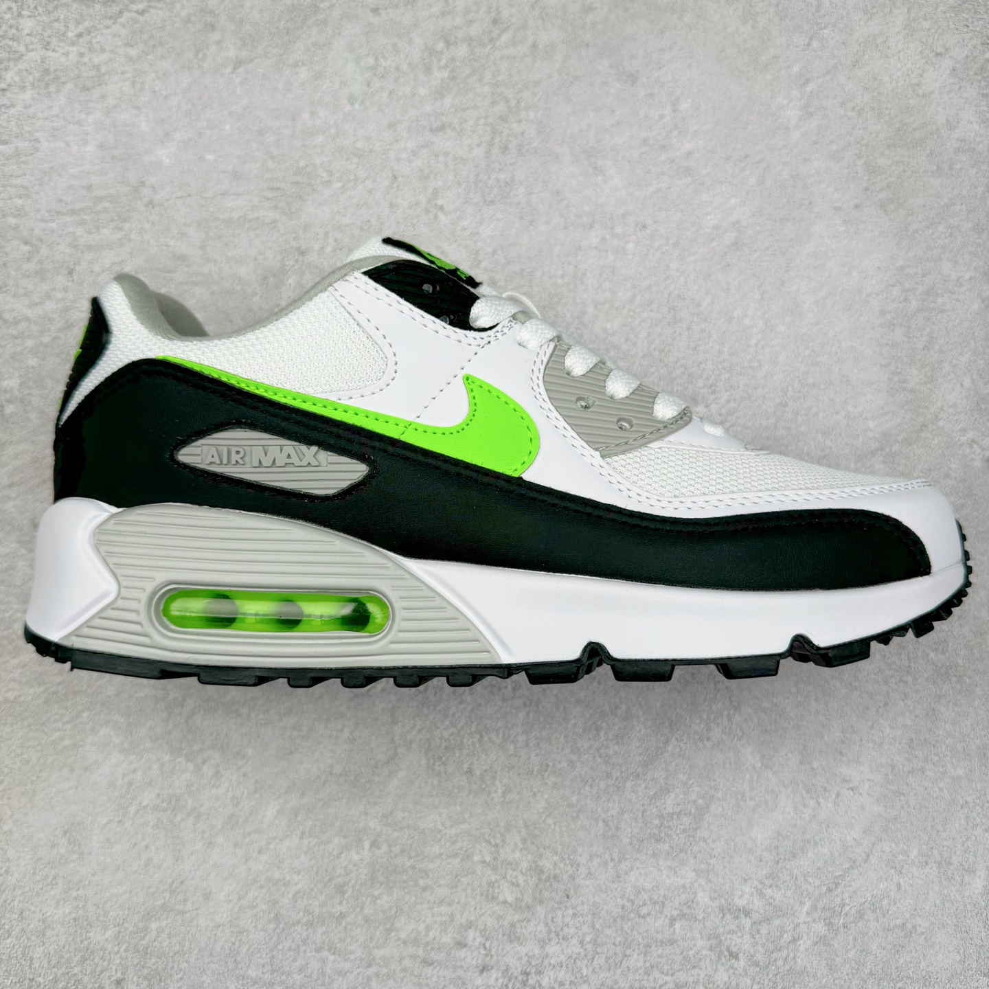 ＃MX版 NK Air MAX 90 气垫复古减震跑步鞋 CZ1846-100 经典重温 独家陆续补货 外单专供大厂出品 品质稳定 一百余色 终端操作 Air Max 90于1990年推出 来自Air Max系列 在Air Max 1的基础上改进而得 增加了气垫面积 外型上也更为流线 最特別的就是加入了菱纹塑胶嵌板 为Air Max 90增添了许多潮流气息 皮革鞋面 造就出色耐穿性和支撑力 Max Air缓震配置搭配泡棉中底 令Air Max 90轻盈而舒适 华夫格橡胶外底 铸就Air Max 90非凡的抓地力 而Air Max 90不仅是一双跑鞋 它成功跨越了时间的演进 成为了球鞋文化与潮流圈中最熟为人知的鞋款之一 尺码：36 36.5 37.5 38 38.5 39 40 40.5 41 42 42.5 43 44 44.5 45-选品中心