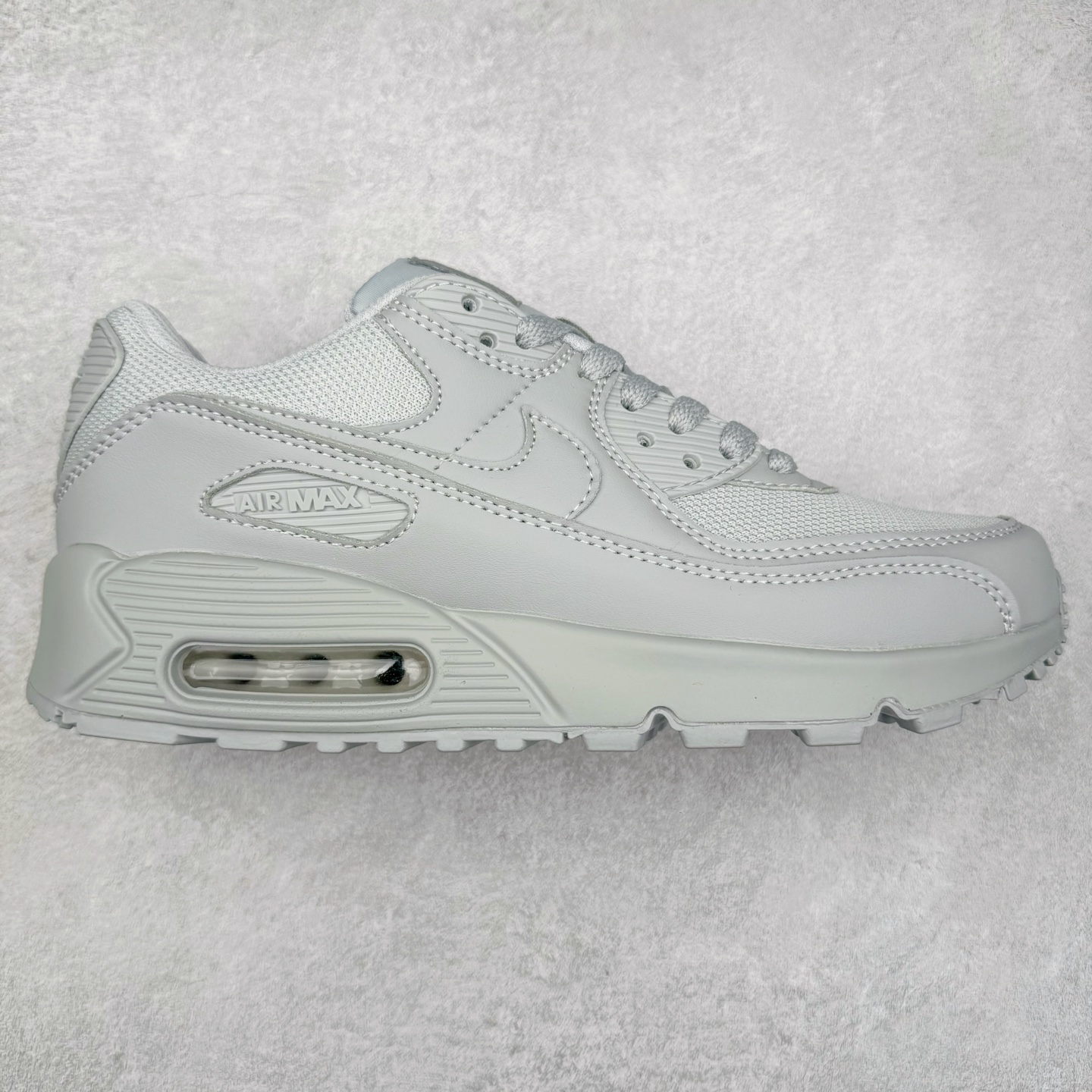 ＃MX版 NK Air MAX 90 气垫复古减震跑步鞋 CN8490-001 经典重温 独家陆续补货 外单专供大厂出品 品质稳定 一百余色 终端操作 Air Max 90于1990年推出 来自Air Max系列 在Air Max 1的基础上改进而得 增加了气垫面积 外型上也更为流线 最特別的就是加入了菱纹塑胶嵌板 为Air Max 90增添了许多潮流气息 皮革鞋面 造就出色耐穿性和支撑力 Max Air缓震配置搭配泡棉中底 令Air Max 90轻盈而舒适 华夫格橡胶外底 铸就Air Max 90非凡的抓地力 而Air Max 90不仅是一双跑鞋 它成功跨越了时间的演进 成为了球鞋文化与潮流圈中最熟为人知的鞋款之一 尺码：36 36.5 37.5 38 38.5 39 40 40.5 41 42 42.5 43 44 44.5 45-选品中心