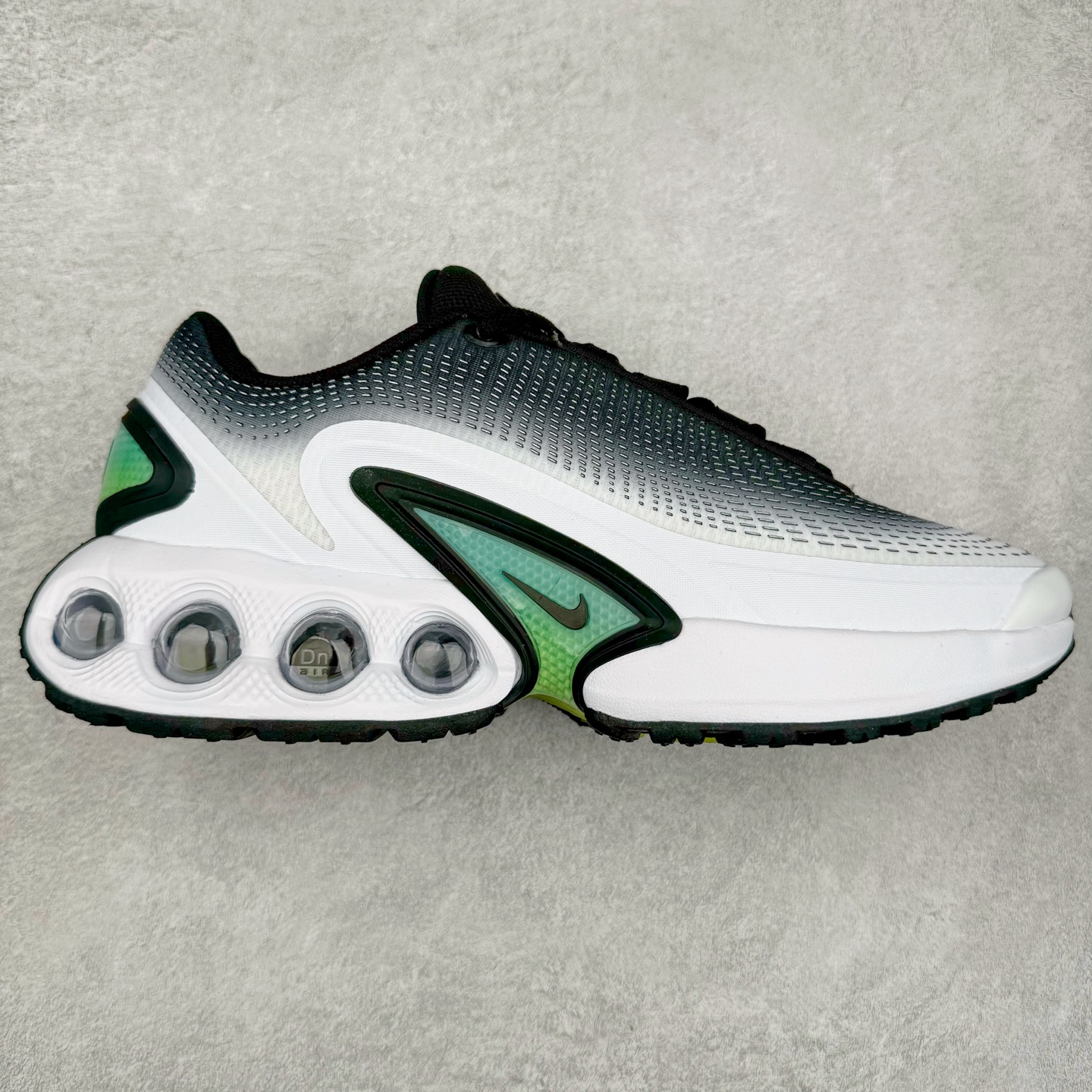 NK Air Max DN系列低帮豆荚型气垫百搭休闲运动慢跑鞋 FB8987-004 Air Max 科技最初于 1986 年推出，是NK的首款气垫鞋款，这个缓震技术彻底改变了人们对运动鞋的认知。在 Nike 的众多缓震科技中也有着自己绝对的地位。除了技术层面的创新，Air Max 还具有深厚的文化内涵。它所代表的青年文化、前卫风格和反叛精神，使其成为了一种时尚和潮流的象征。为了纪念这个具有里程碑意义的技术，Nike 在每年的 3 月 26 日定为「Air Max Day」。近日，Nike 露出了一款全新的鞋型——Air Max DN。这款鞋不仅具有时尚的外观，还融合了许多经典的 Air Max 设计和元素，同时展现了一些新的创意。设计灵感源自经典 Air Max 97 和 Air Max Plus 的元素。鞋面的条纹设计和后跟的标志都在向这些经典鞋款致敬。最大亮点是 Air Max 气垫的造型，它以神似豆荚的造型呈现，分为四个分区圆形开窗，带来极高的辨识度。Air Max DN 采用了纯黑配色覆面，搭配白色虚线和紫色点缀，营造出一种低调而时尚的外观。鞋面采用织物材质打造，提供舒适的穿着体验。全新 Nike Air Max DN 除了图中的配色外，还将有荧光绿、白银、黑银、皇家蓝、酷灰、黑色等六款新配色登场。具体发售信息感兴趣的朋友可以持续关注。尺码：36 36.5 37.5 38 38.5 39 40 40.5 41 42 42.5 43 44 44.5 45-选品中心