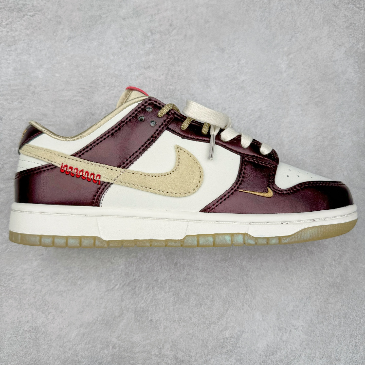＃K1 NK Dunk Low 蛇年限定 白金酒红 HV5991-171 全新支线性价比拉满 迎合行情定价 正确头层皮料 细节均购入原鞋校对开发 全套原纸板楦头加持 细节品控鞋型稳定 独家私模官方最新原厂磨具打造大底 鞋头坡度极致还原 原盒原配 玻璃冲刀 超高清洁度 全鞋零毛边皮料切割 正确中底布背胶中底布拉帮走线 尺码：36 36.5 37.5 38 38.5 39 40 40.5 41 42 42.5 43 44 44.5 45 46-选品中心