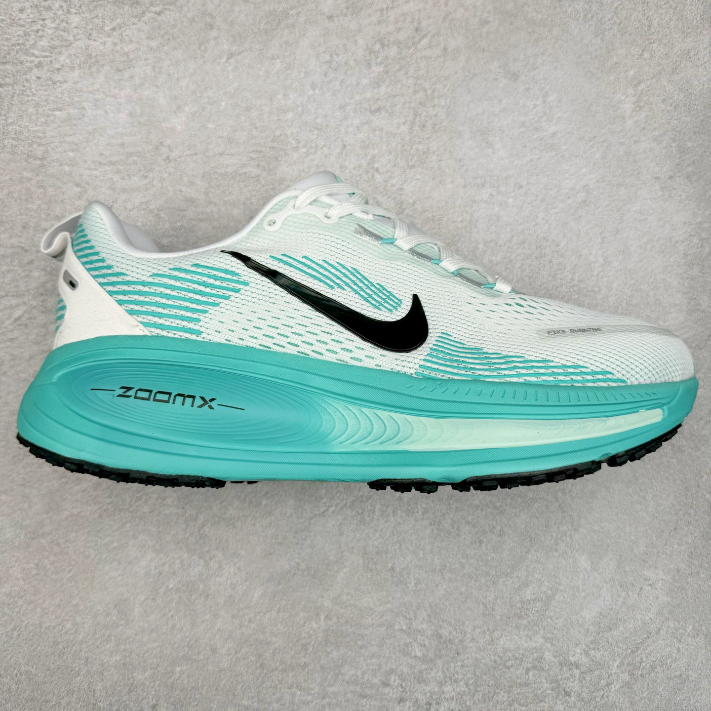 NK Air Zoom Vomero 18 轻便舒适公路跑步鞋 HM6804 质感柔软 弹力充沛 助力一路畅跑 乐享不停 厚实泡绵缔造舒适的回弹效果 铸就出色跑步表现 该鞋款轻盈透气 带你步入舒适新境界 疾速刺激感和非凡舒适脚感交织 定能让跑者在迈步间找到渴望已久的跑步乐趣 自如掌控跑步节奏、配速和里程 足底缓震配置赋予双足柔软舒适感受 助你一路畅跑 缓震设计 在双足触地时有助提供舒适脚感 搭载性能出众的 ZoomX 和 Cushlon 泡绵 营造柔软舒适脚感 助你稳稳迈步 基于跑者反馈 简化中底设计 带来出色舒适感 尺码：36 36.5 37.5 38 38.5 39 40 40.5 41 42 42.5 43 44 44.5 45-选品中心