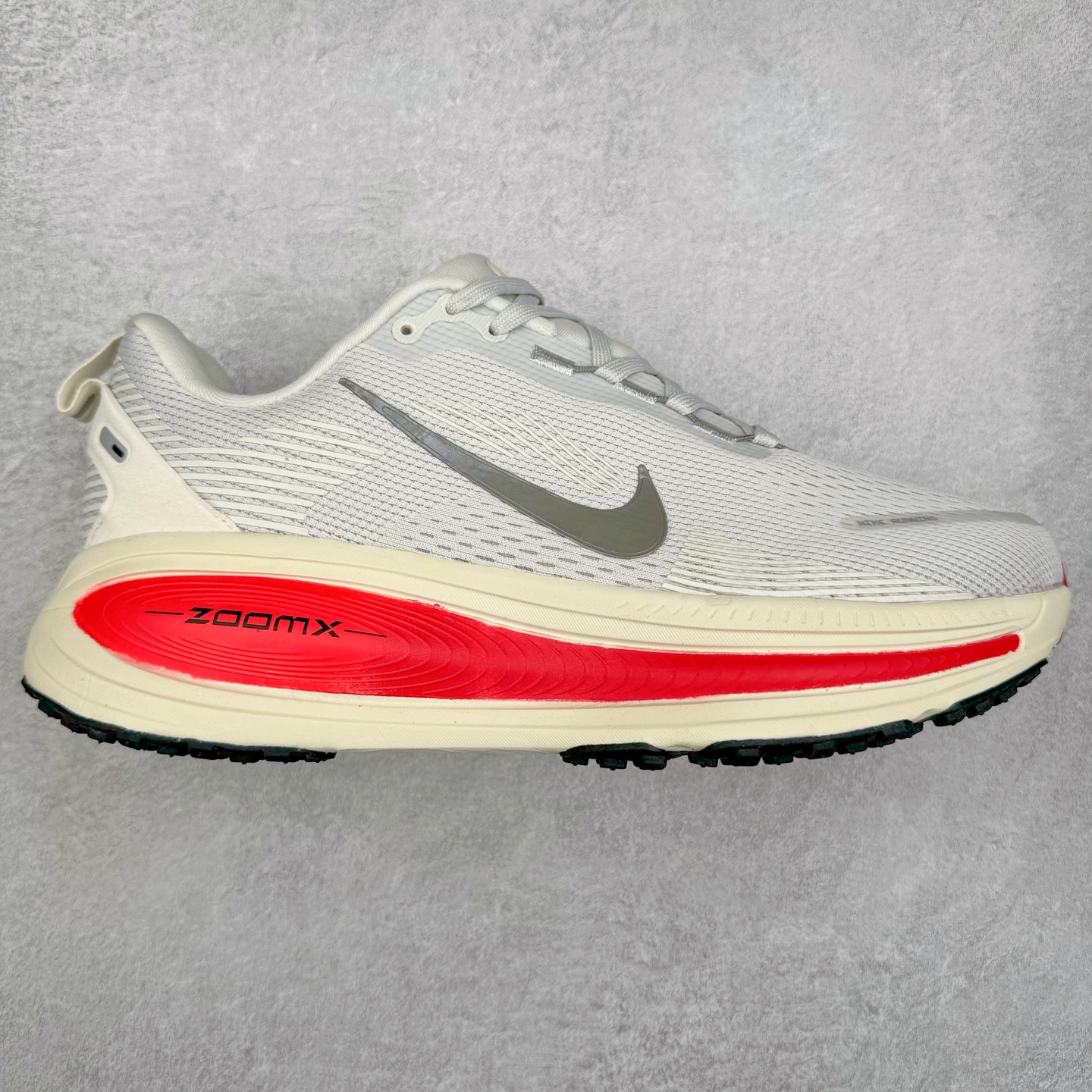 NK Air Zoom Vomero 18 轻便舒适公路跑步鞋 HM6804 质感柔软 弹力充沛 助力一路畅跑 乐享不停 厚实泡绵缔造舒适的回弹效果 铸就出色跑步表现 该鞋款轻盈透气 带你步入舒适新境界 疾速刺激感和非凡舒适脚感交织 定能让跑者在迈步间找到渴望已久的跑步乐趣 自如掌控跑步节奏、配速和里程 足底缓震配置赋予双足柔软舒适感受 助你一路畅跑 缓震设计 在双足触地时有助提供舒适脚感 搭载性能出众的 ZoomX 和 Cushlon 泡绵 营造柔软舒适脚感 助你稳稳迈步 基于跑者反馈 简化中底设计 带来出色舒适感 尺码：36 36.5 37.5 38 38.5 39 40 40.5 41 42 42.5 43 44 44.5 45-选品中心