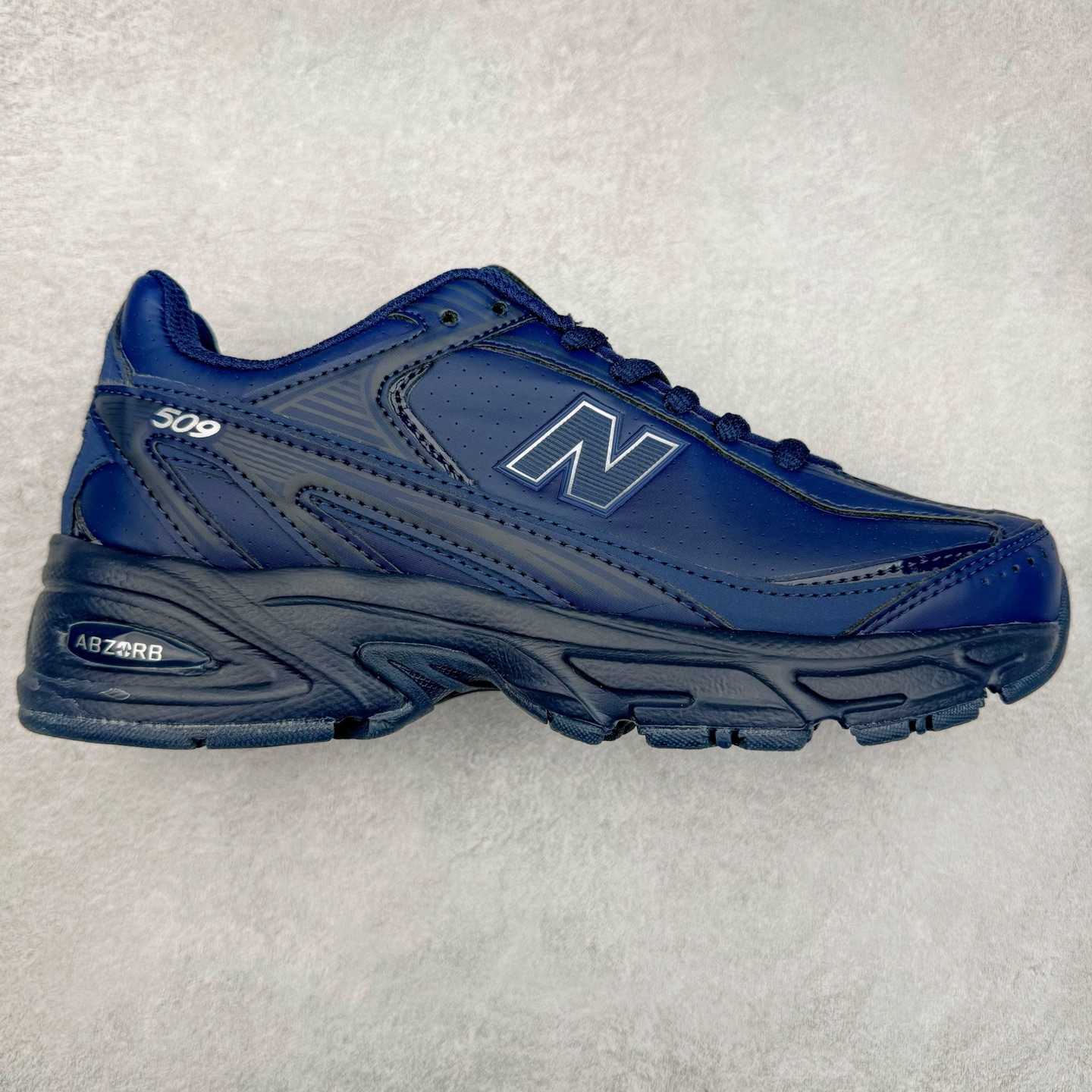 New Balance 推出了全新鞋款。这次复刻的 U509 是基于他们经典档案中的 NB509 跑鞋，赋予其全新的现代设计。虽然保留了原有的轮廓，但也根据当下潮流做了升级调整。相比之前的 509，新款 U509 的轮廓变得更加利落，侧面的皮革细节也增强了运动感。此外，鞋面采用了更大孔的网眼材质，让整体设计看起来更加潮流、时尚。实拍调校N版已经零色差零失真 百分百还原实物色彩所见即所得 不存在货不对板色差等低级问题 选购参考实物拍摄 不混卖不参货 只用心做好货严格选品 承诺混一赔十 尺码：36 36.5 37.5 38 38.5 39 40 40.5 41 42 42.5 43 44 44.5 45-选品中心