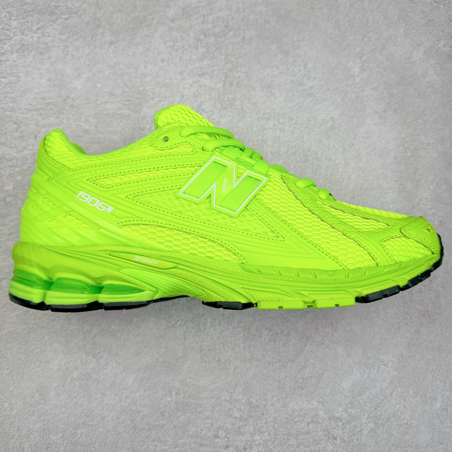 New Balance M1906R NB新百伦系列复古老爹风休闲运动慢跑鞋 日韩出口特供订单 全网最全配色 配套商长期套现长期补货 全新货品 正常出厂触屏不到的单价 超级跑量款 全套原楦原纸板原厂数据开发 进口三明治网面 原装进口翻毛皮料正确绒感卡色 正确中底拉帮中底网布细节 采用轻质牛剖革拼接透气网眼衬垫织物鞋面材质 T-Beam大底提供足步弓支撑 保持步态稳定 后跟搭载外露缓震胶 鞋身整体以各种深浅不一的灰色覆盖 鞋头以淡蓝色调装饰 网眼衬垫通过不规律的色块实现做旧的美感 泛黄的鞋底更是进一步增添了复古气息 尺码：36 37 37.5 38 38.5 39.5 40 40.5 41.5 42 42.5 43 44 45-选品中心