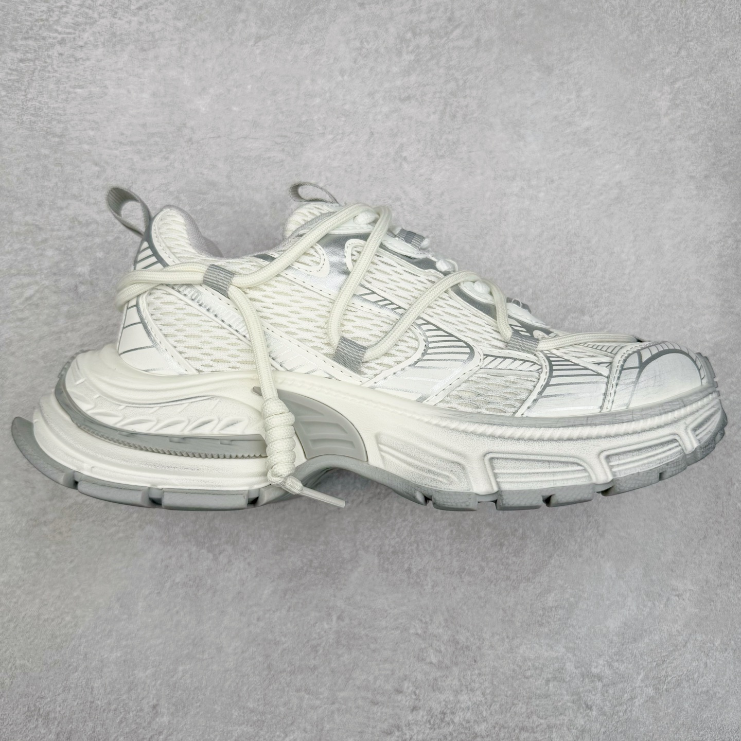 GG-CC Chunky Low白鹿同款独星球 2024新款GGCC低帮复古厚底增高老爹鞋 时髦look轻松定格 不费力展现率性氛围 原版正确大底 高档银盒 酷帅机能风不规则设计大底 8CM 增高厚底 大长腿既视感轻松拿捏 货号：G24X9833 尺码：35 36 37 38 39 40-选品中心