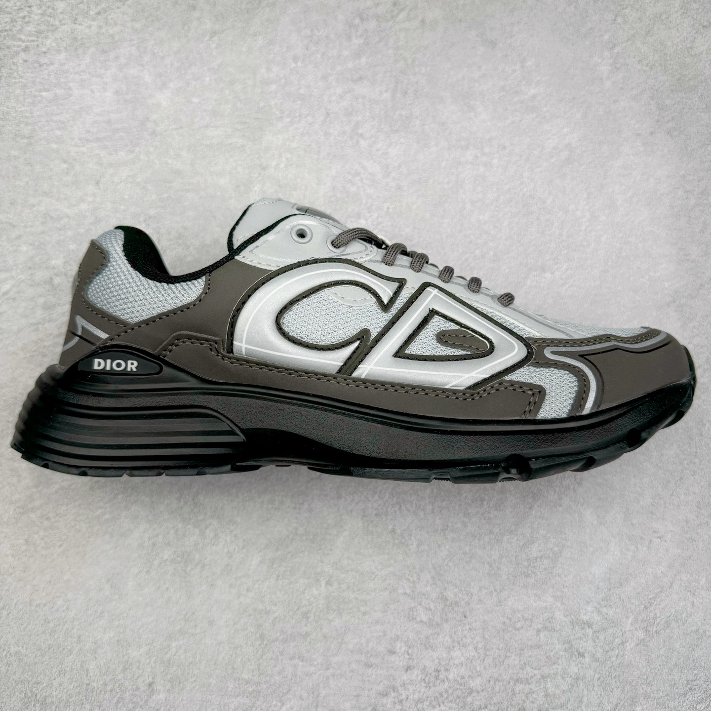 ＃福利特价 Dior B30 迪奥网眼织物低帮运动休闲鞋 该款系列采用黑网色眼织物白和色科技料面精心制 作饰以反光“CD30”图形标志 外格轻盈的刻雕效果橡胶鞋搭底配标志性点的缀提升格调 内弹部力细节塑造想理的舒适穿着体验可与各休式闲造型配搭 彰显尚时现代的运风动范 尺码：36 37 35 39 40 41 42 43 44 45-选品中心